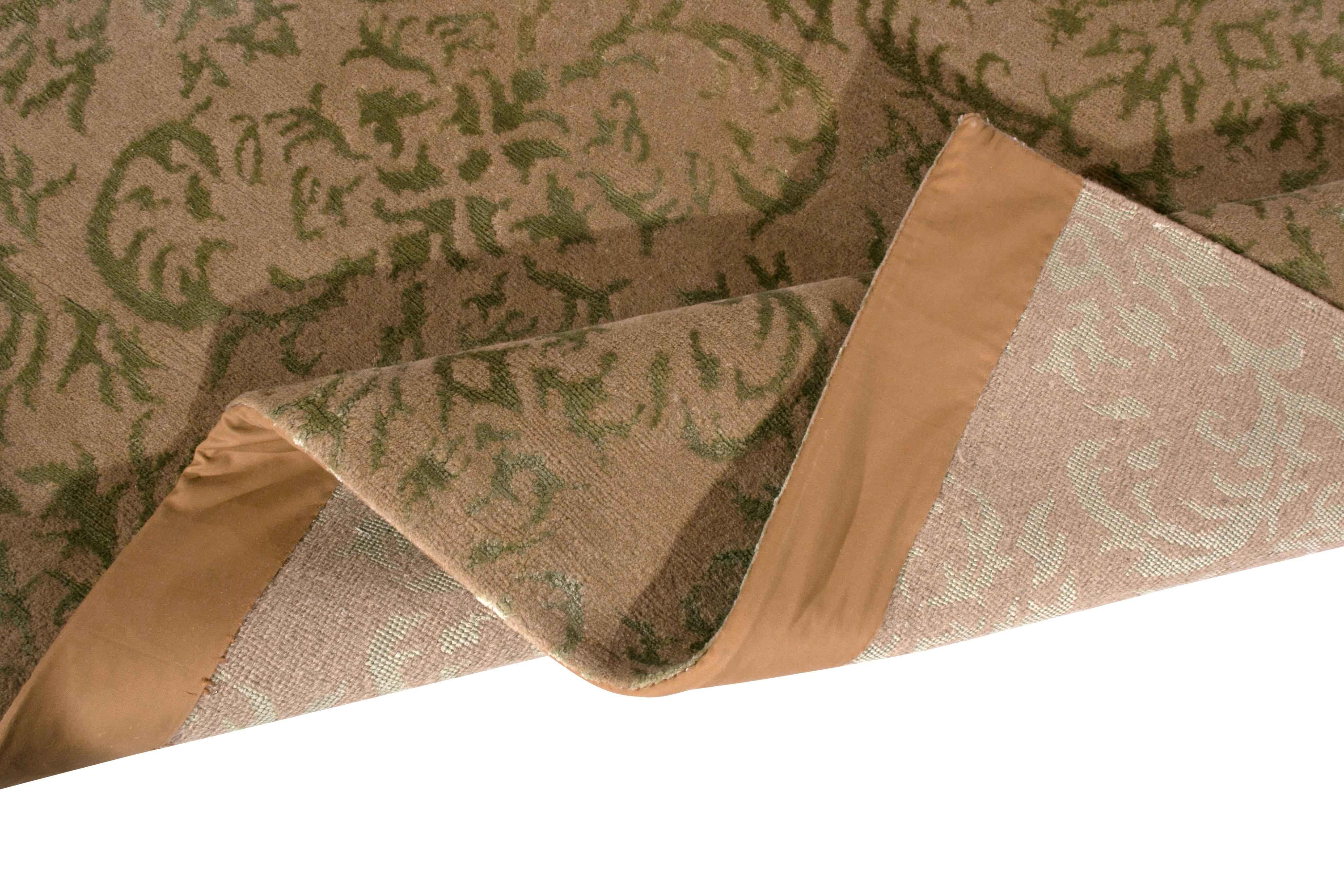 Noué à la main Rug & Kilim's Tapis de style européen noué à la main Beige-Brown Green Floral Pattern en vente