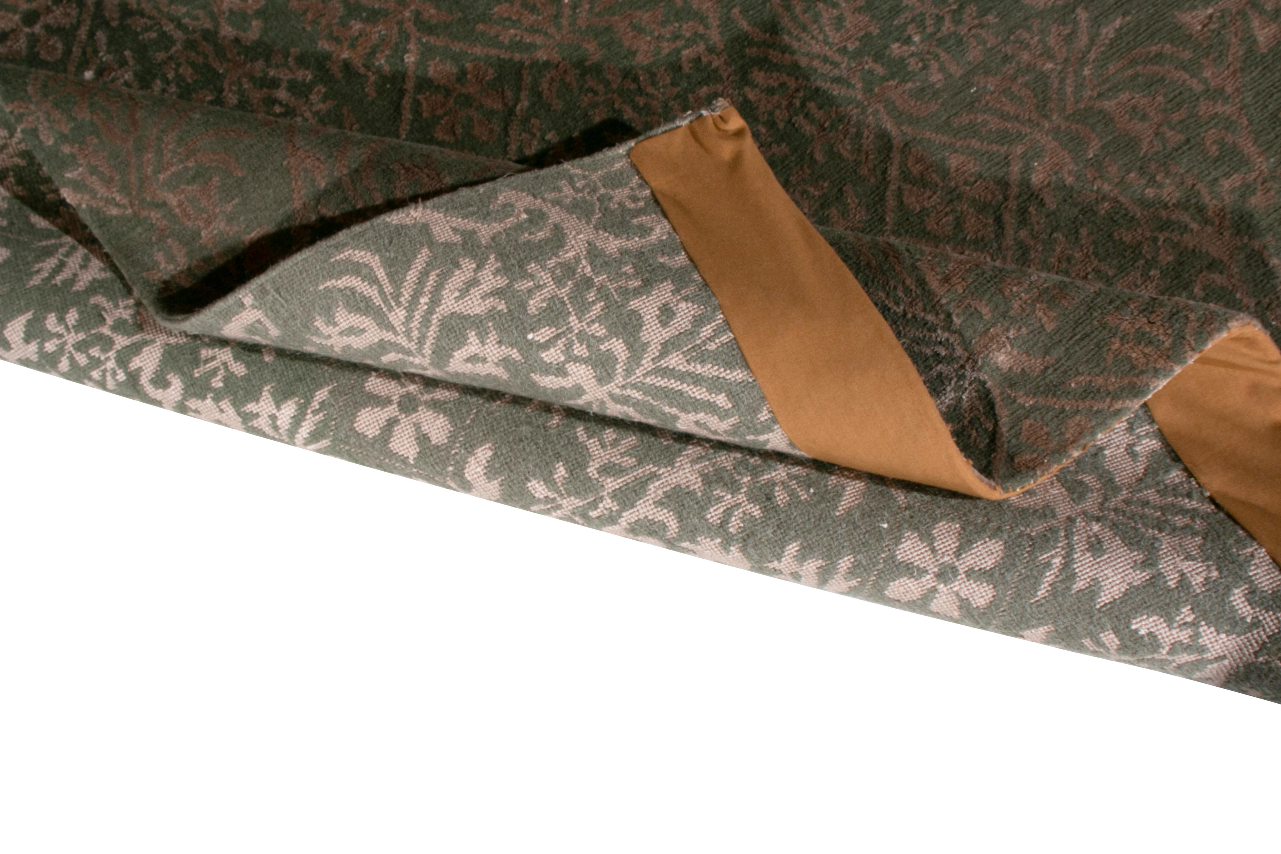 Rug & Kilim's Handgeknüpfter Teppich im europäischen Stil Beige-Braun Grün Florales Muster im Zustand „Neu“ im Angebot in Long Island City, NY