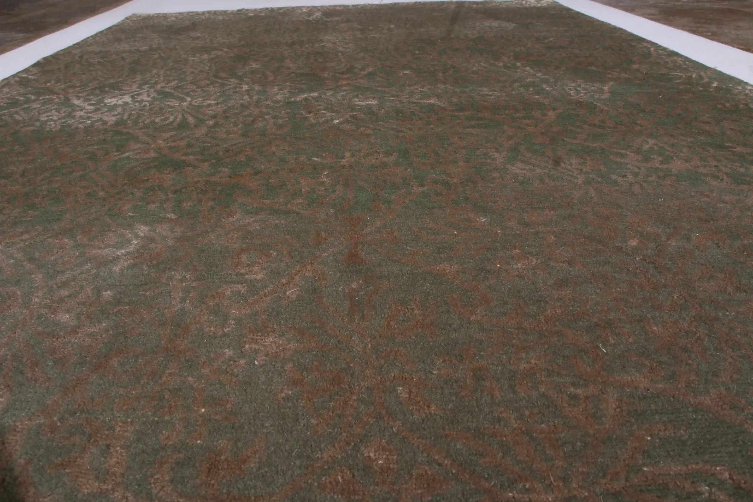 Rug & Kilim's Handgeknüpfter Teppich im europäischen Stil Beige-Braun Grün Florales Muster (Nepalesisch) im Angebot