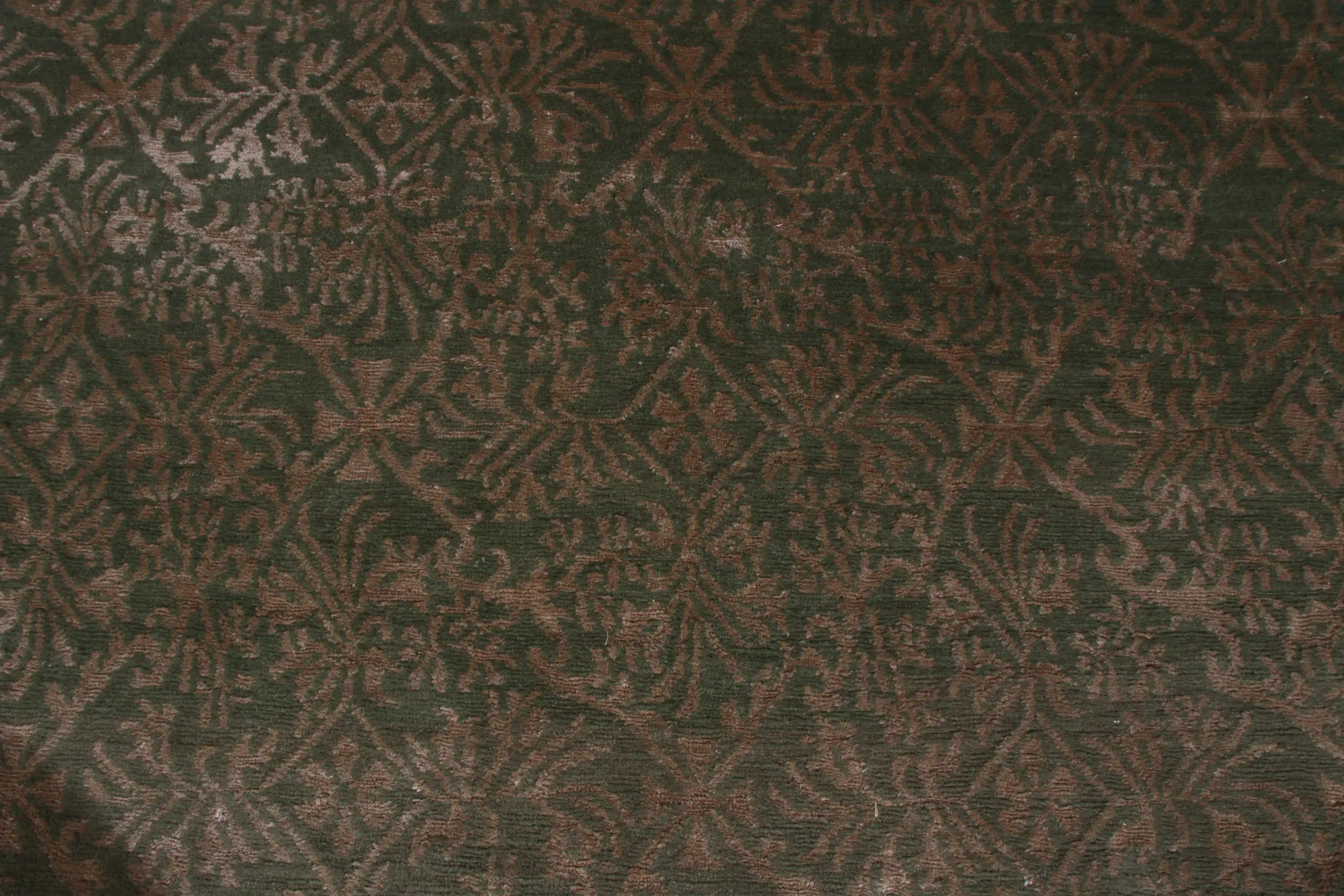 Rug & Kilim's Handgeknüpfter Teppich im europäischen Stil Beige-Braun Grün Florales Muster im Zustand „Neu“ im Angebot in Long Island City, NY