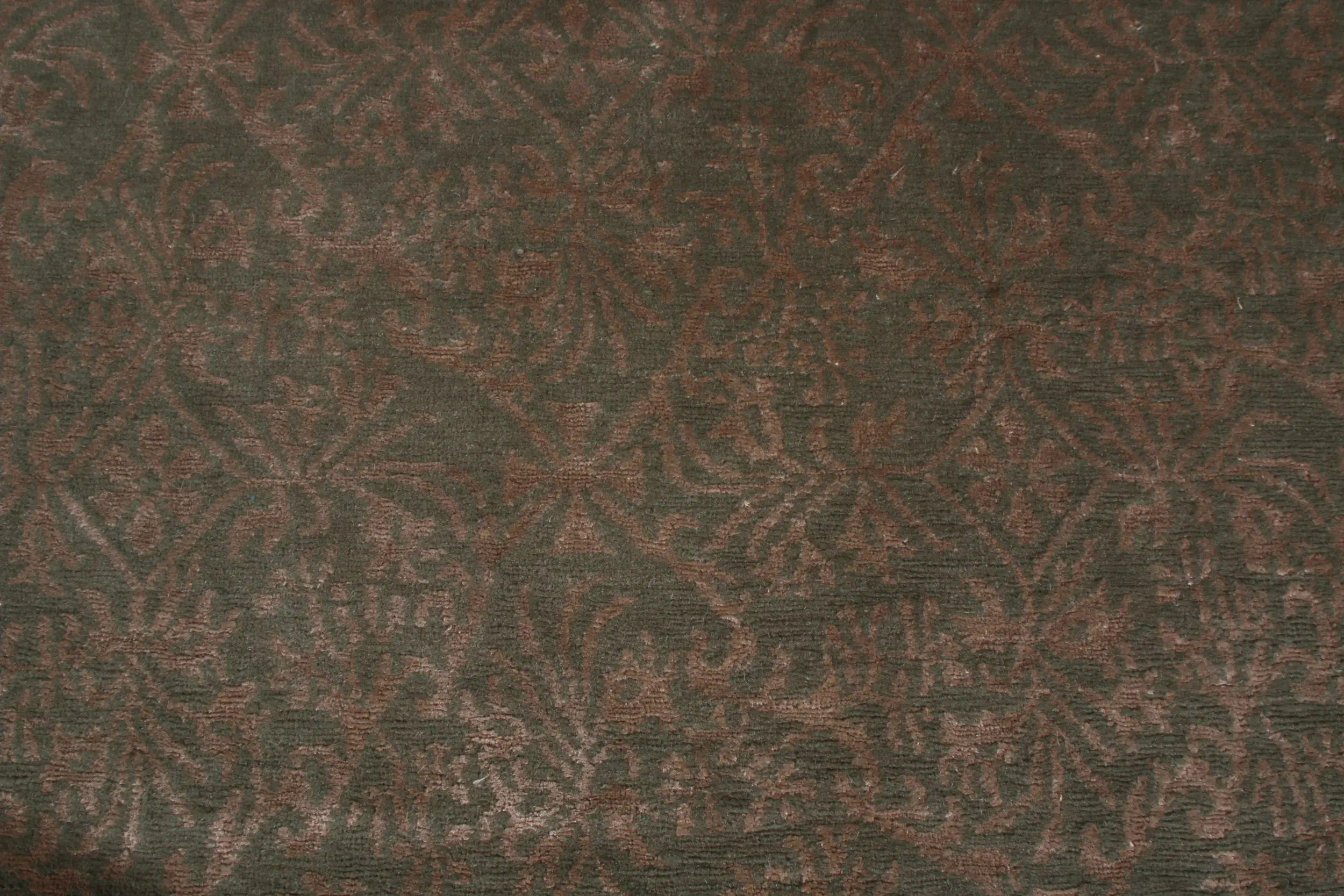 Rug & Kilim's Handgeknüpfter Teppich im europäischen Stil Beige-Braun Grün Florales Muster (21. Jahrhundert und zeitgenössisch) im Angebot