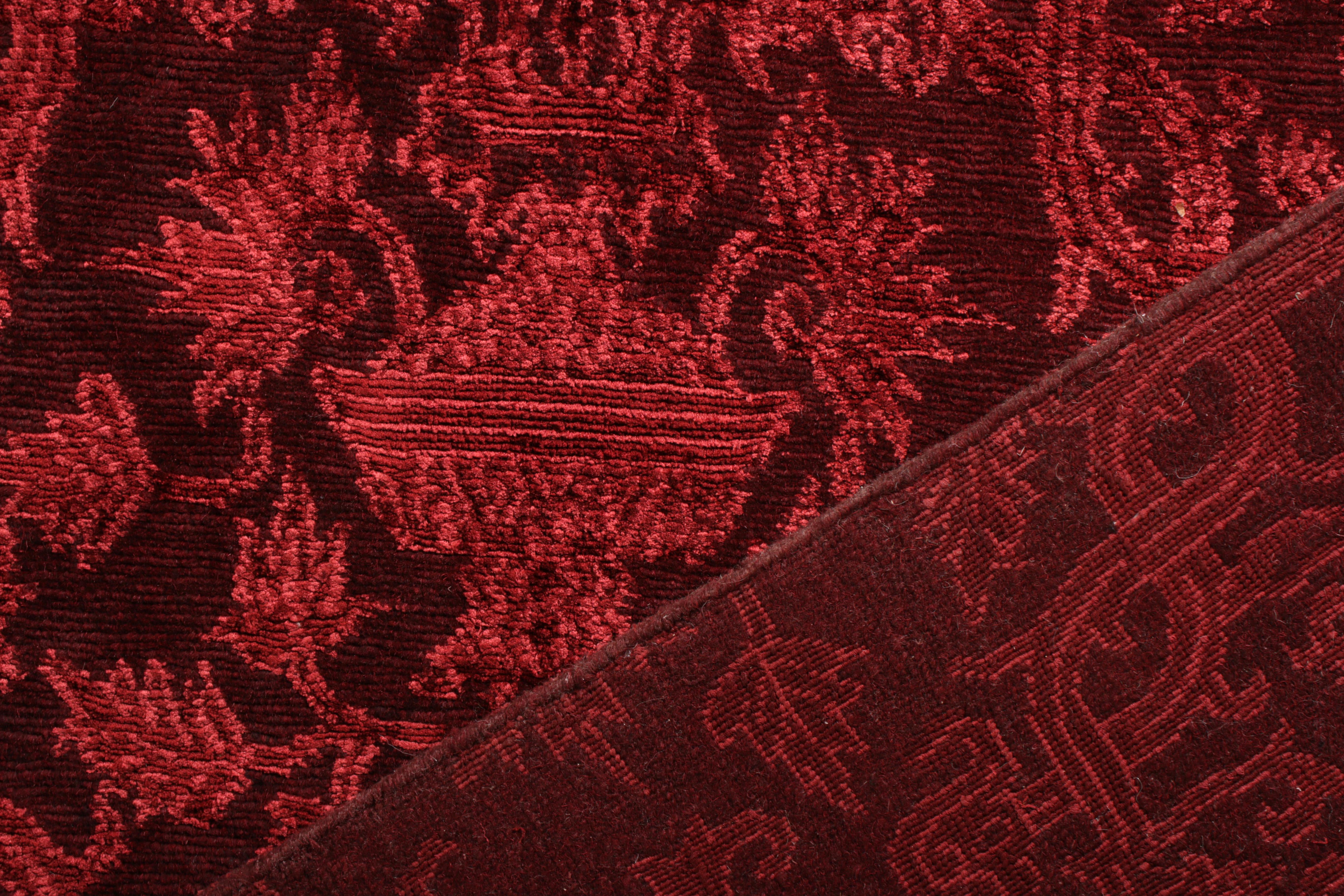 Noué à la main Rug & Kilim's Tapis de style européen noué à la main à motif floral all-over rouge en vente