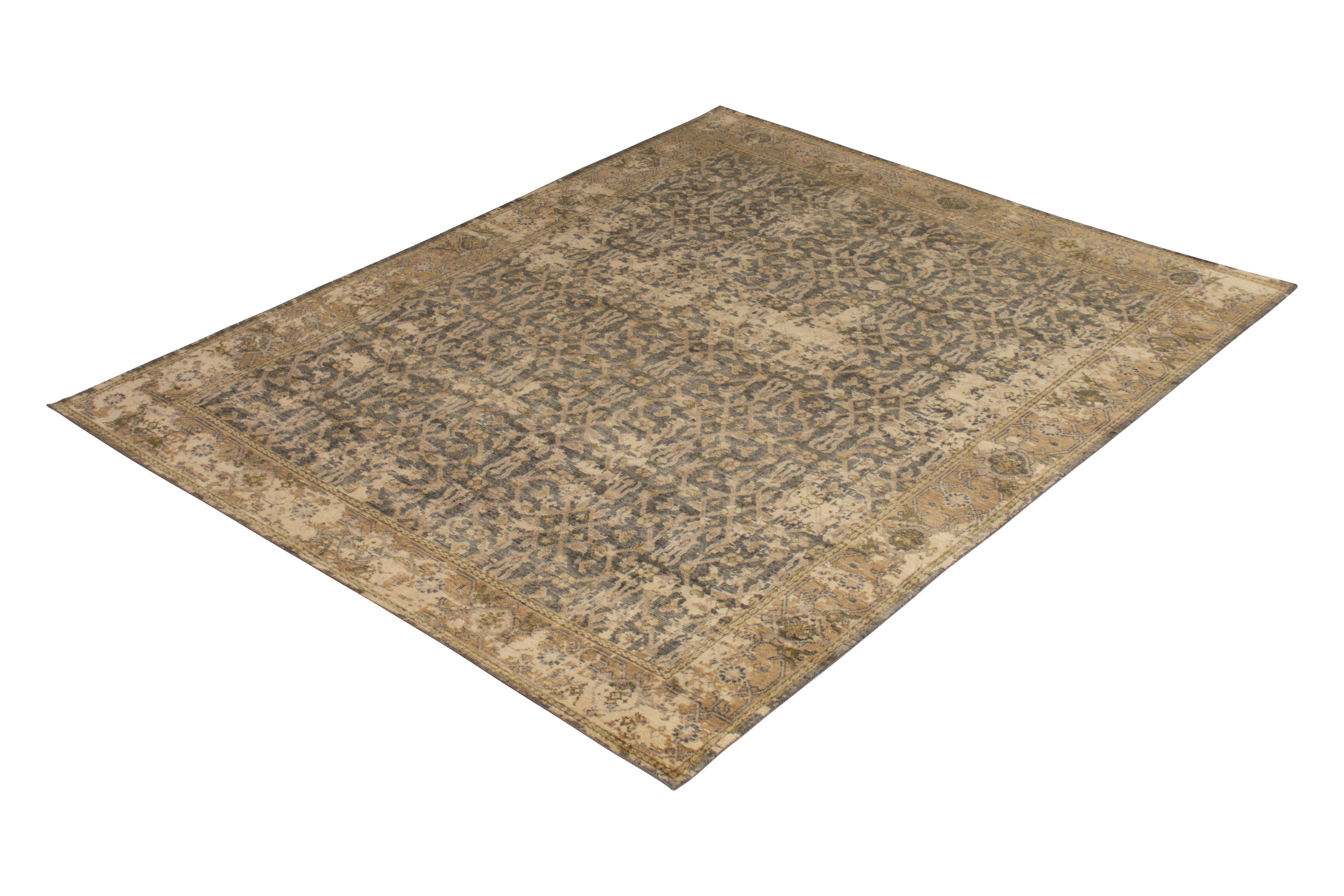 Ce tapis Classic noué à la main fait partie des derniers ajouts à la collection Homage de Rug & Kilim, une ambitieuse encyclopédie de périodes sur mesure qui reprend et réinvente une gamme sans précédent de styles internationaux, y compris des