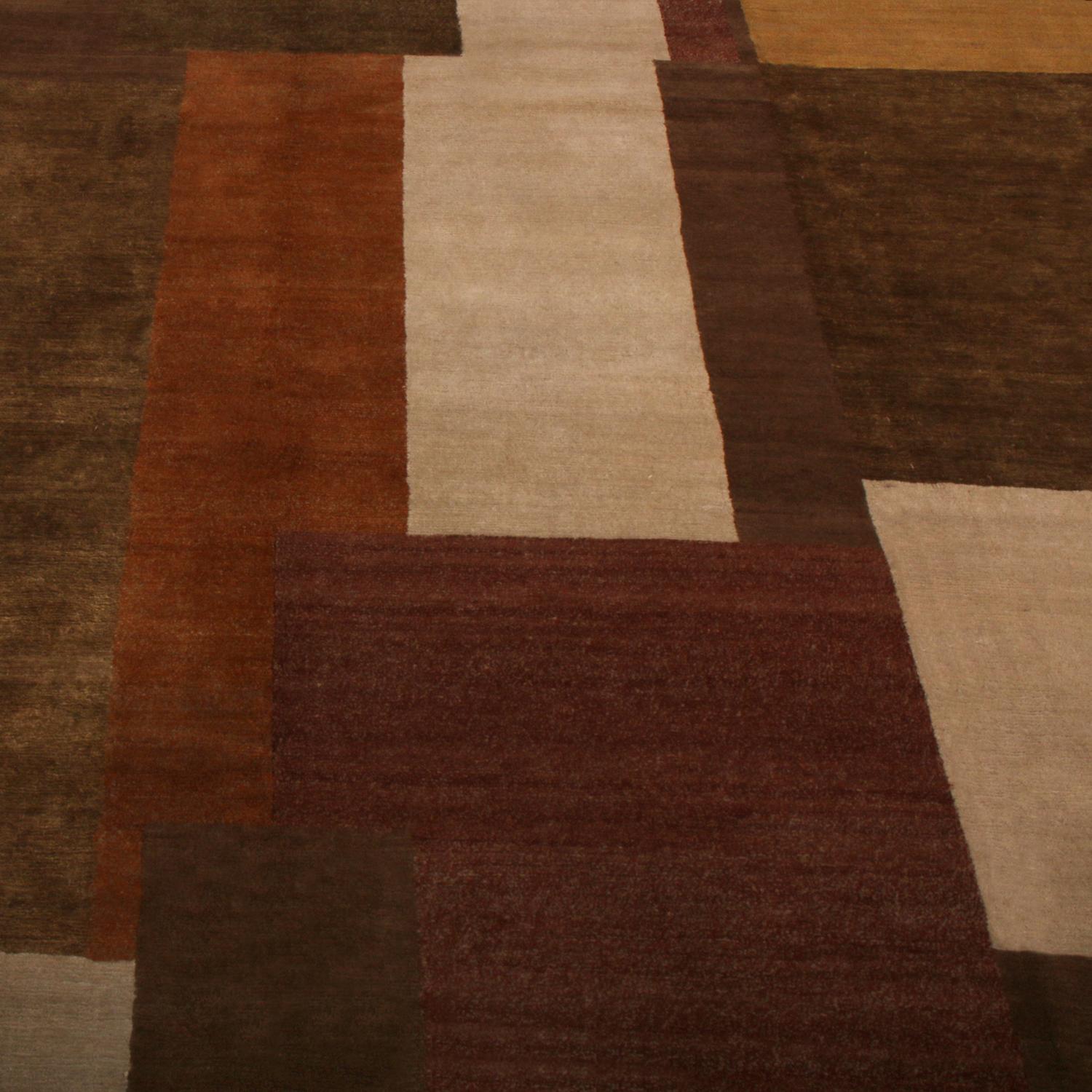 Nepalese Rug & Kilim è un tappeto cubista moderno, annodato a mano, di colore beige-marrone, con motivo deco oro in vendita