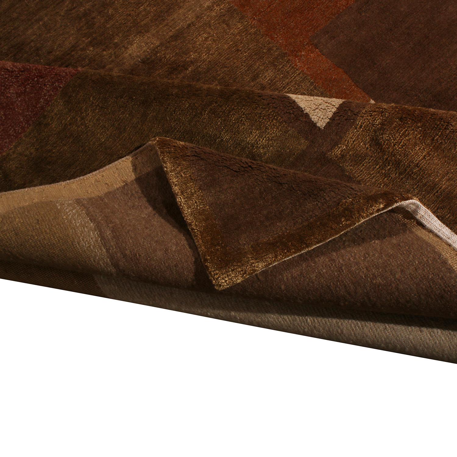 Annodato a mano Rug & Kilim è un tappeto cubista moderno, annodato a mano, di colore beige-marrone, con motivo deco oro in vendita