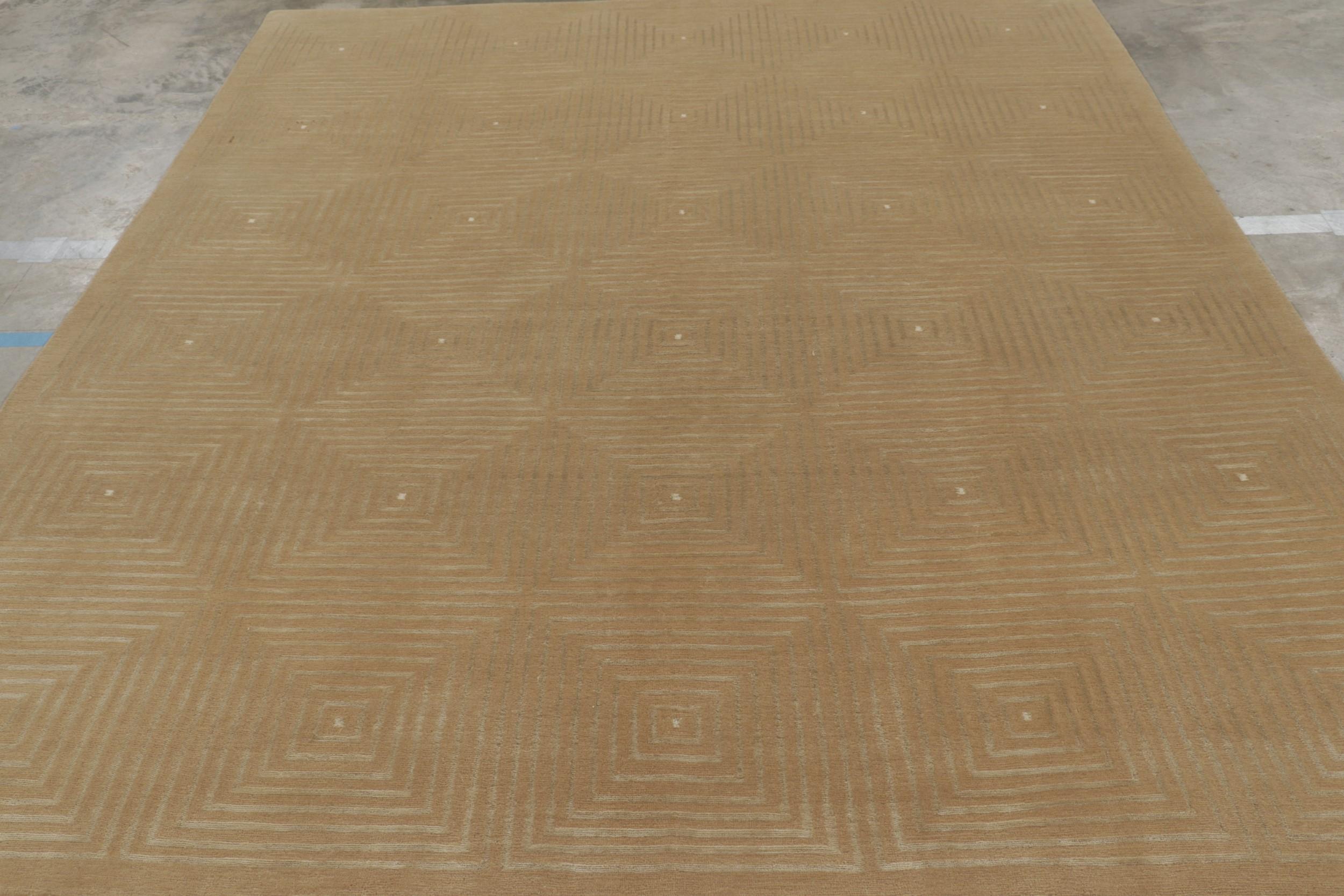 Diese 8x9 große Zeichnung aus der New & Modern-Kollektion von Rug & Kilim ist ein Beispiel für kubistische und österreichische Deco-Sensibilitäten. Sie zeigt Geometrie vom Feinsten mit einem detaillierten Bundmuster in üppigem Braun und Off-White,