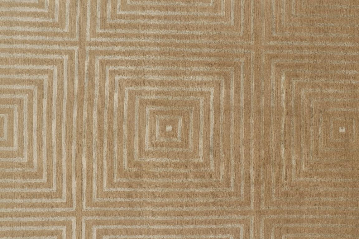 Rug & Kilim's handgeknüpfter moderner Teppich in Braun, Weiß mit Art Deco-Muster (Art déco) im Angebot