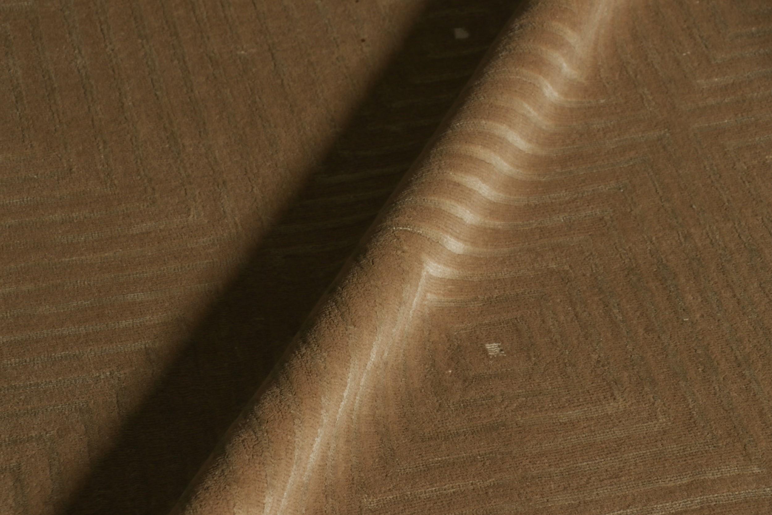 Handgeknüpfter moderner Teppich aus Teppich und Kelim mit braunem, weißem Art-Déco-Muster im Angebot 1