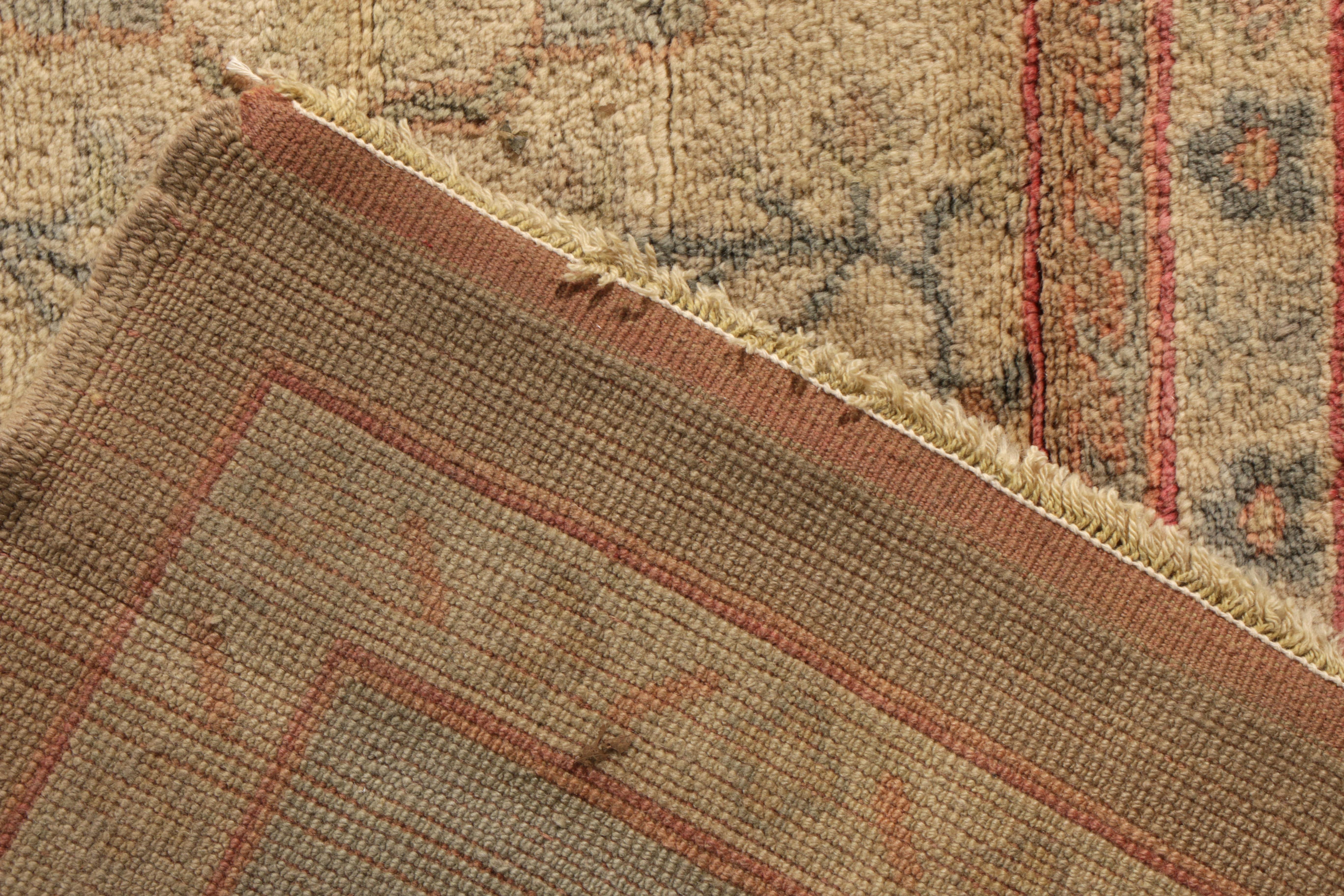 Tapis de style Oushak noué à la main à motifs floraux beiges et bleus Bon état - En vente à Long Island City, NY