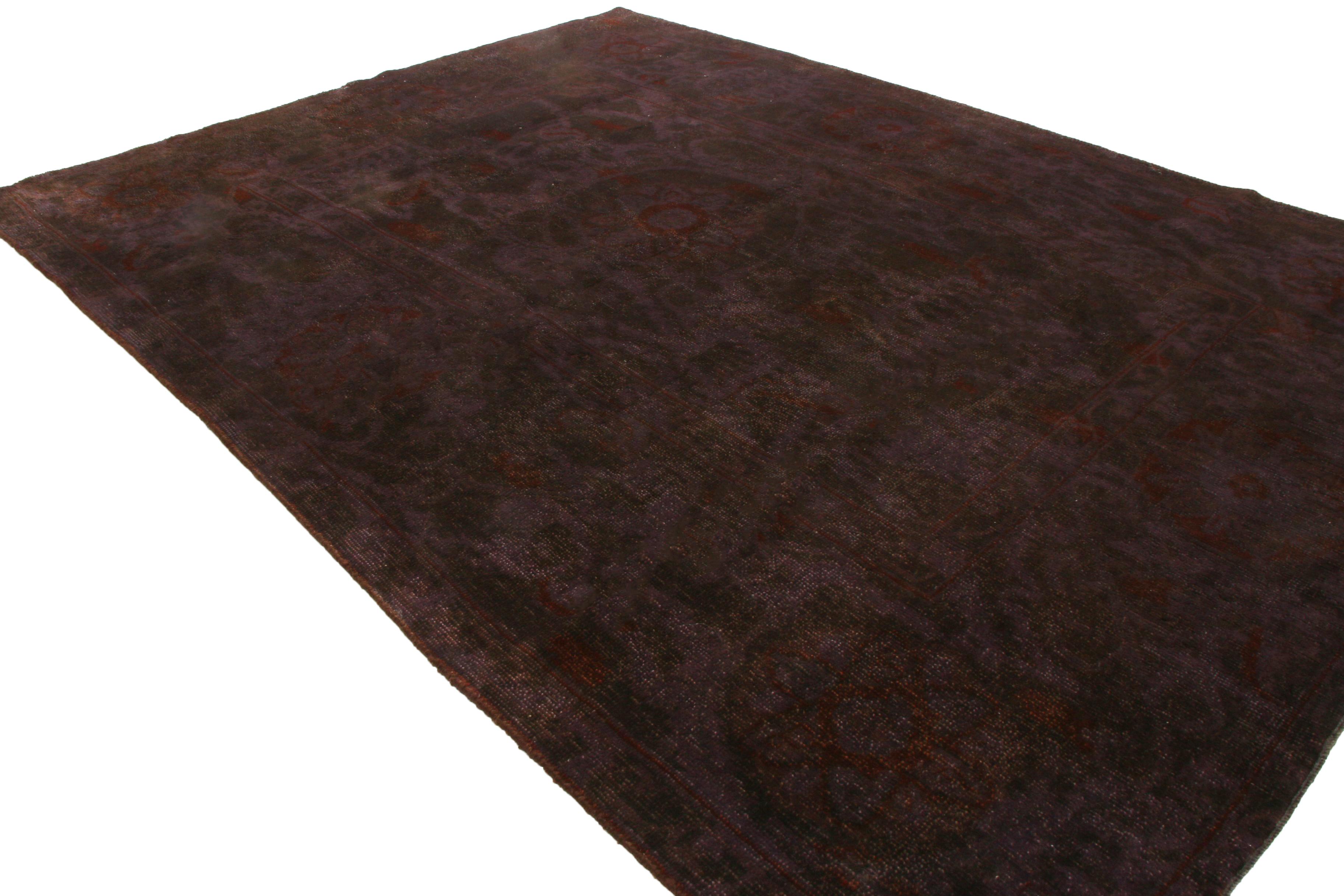 Originario dell'India, questo tappeto in lana annodato a mano presenta uno sfondo viola intenso con una combinazione unica di motivi floreali tenui e luminosi, accentuati da note di ricco bordeaux nei medaglioni e nei bordi avvolgenti.
  