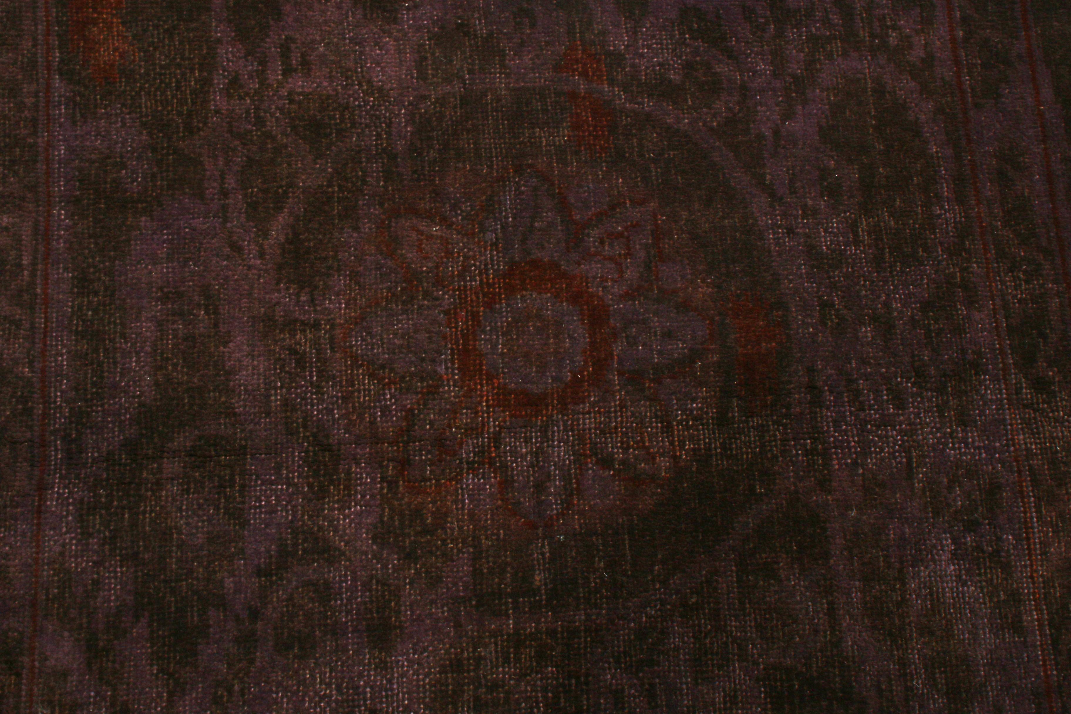 Annodato a mano Rug & Kilim è un tappeto annodato a mano con motivi floreali in lana rossa e viola. in vendita
