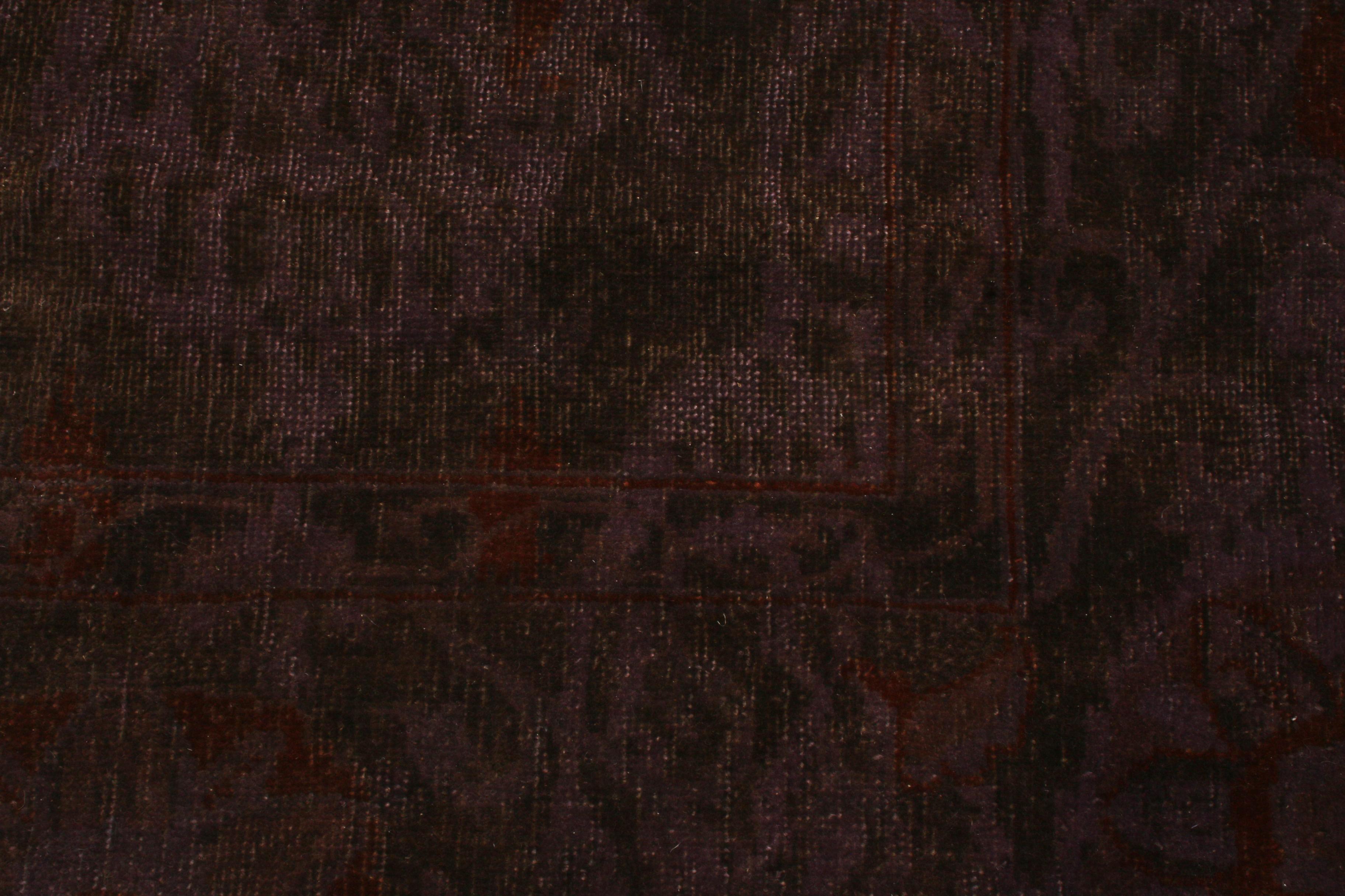 Rug & Kilim è un tappeto annodato a mano con motivi floreali in lana rossa e viola. In condizioni Nuovo in vendita a Long Island City, NY