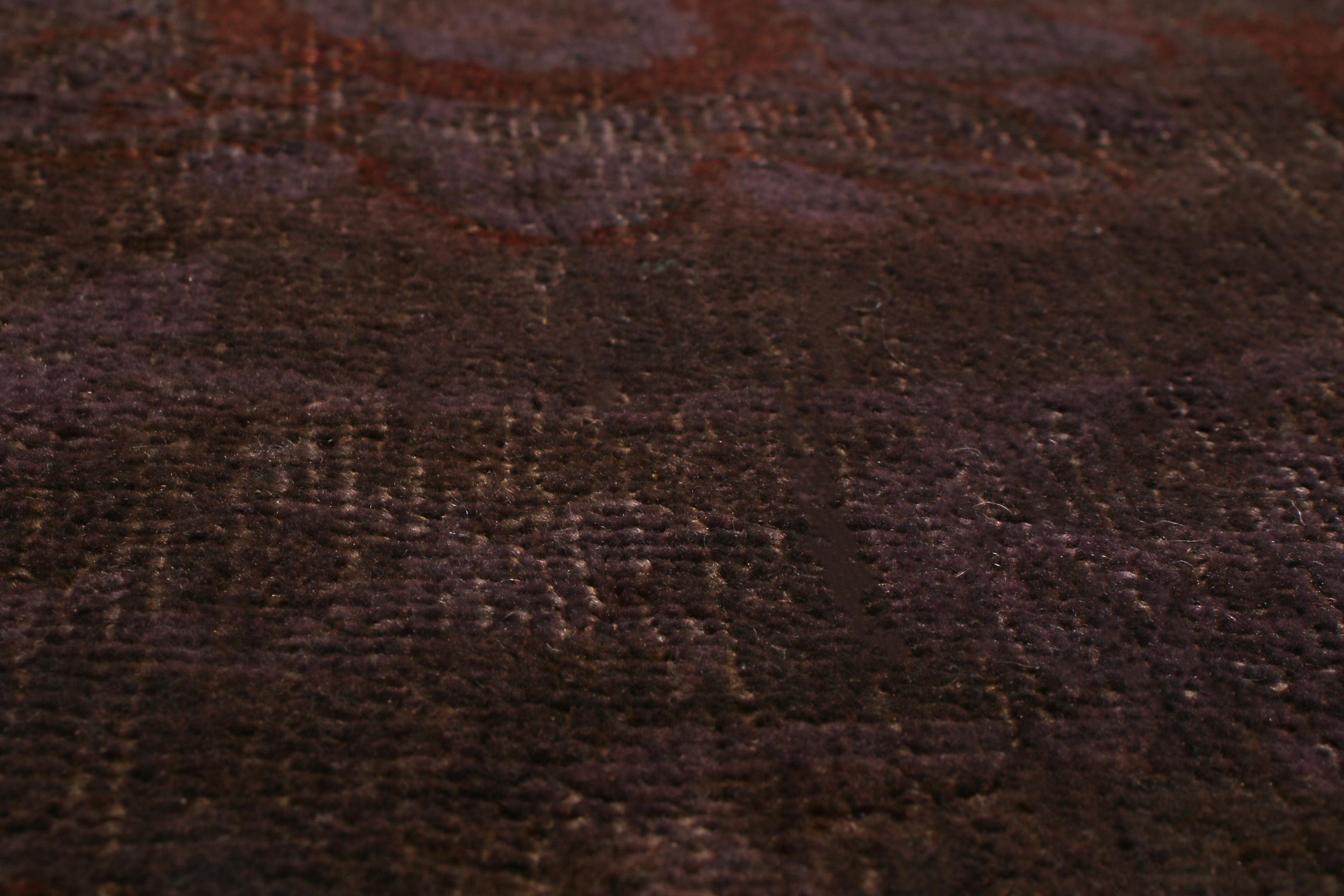 XXI secolo e contemporaneo Rug & Kilim è un tappeto annodato a mano con motivi floreali in lana rossa e viola. in vendita