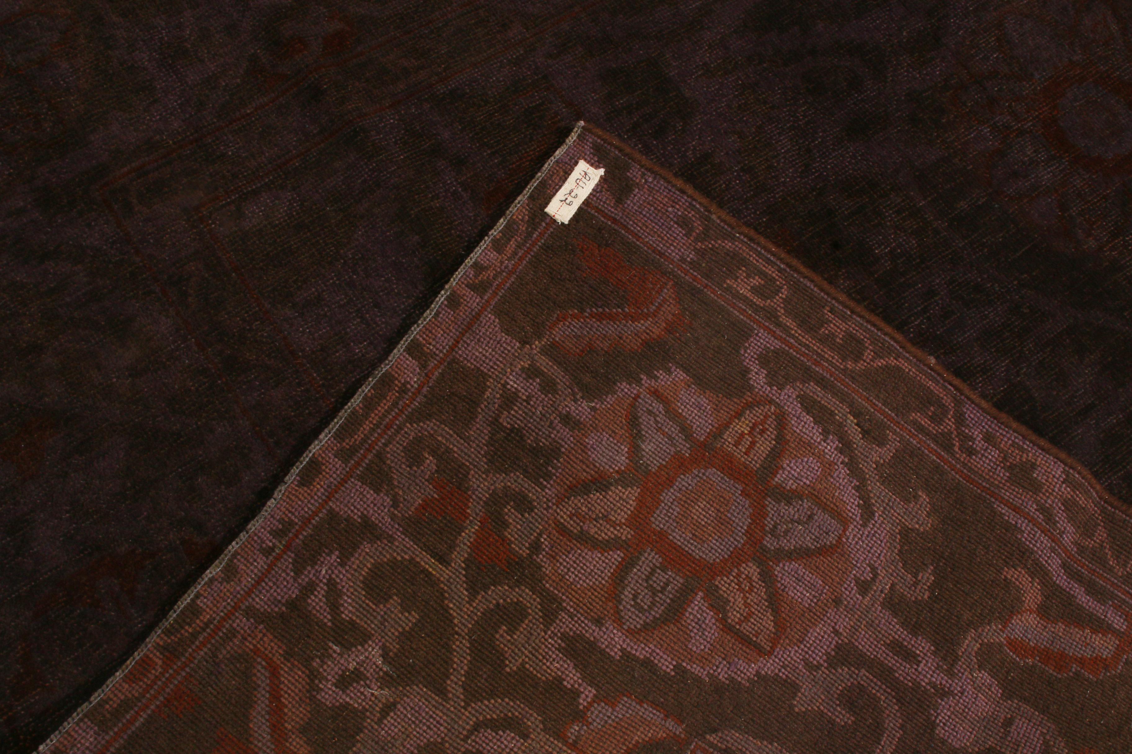 Lana Rug & Kilim è un tappeto annodato a mano con motivi floreali in lana rossa e viola. in vendita