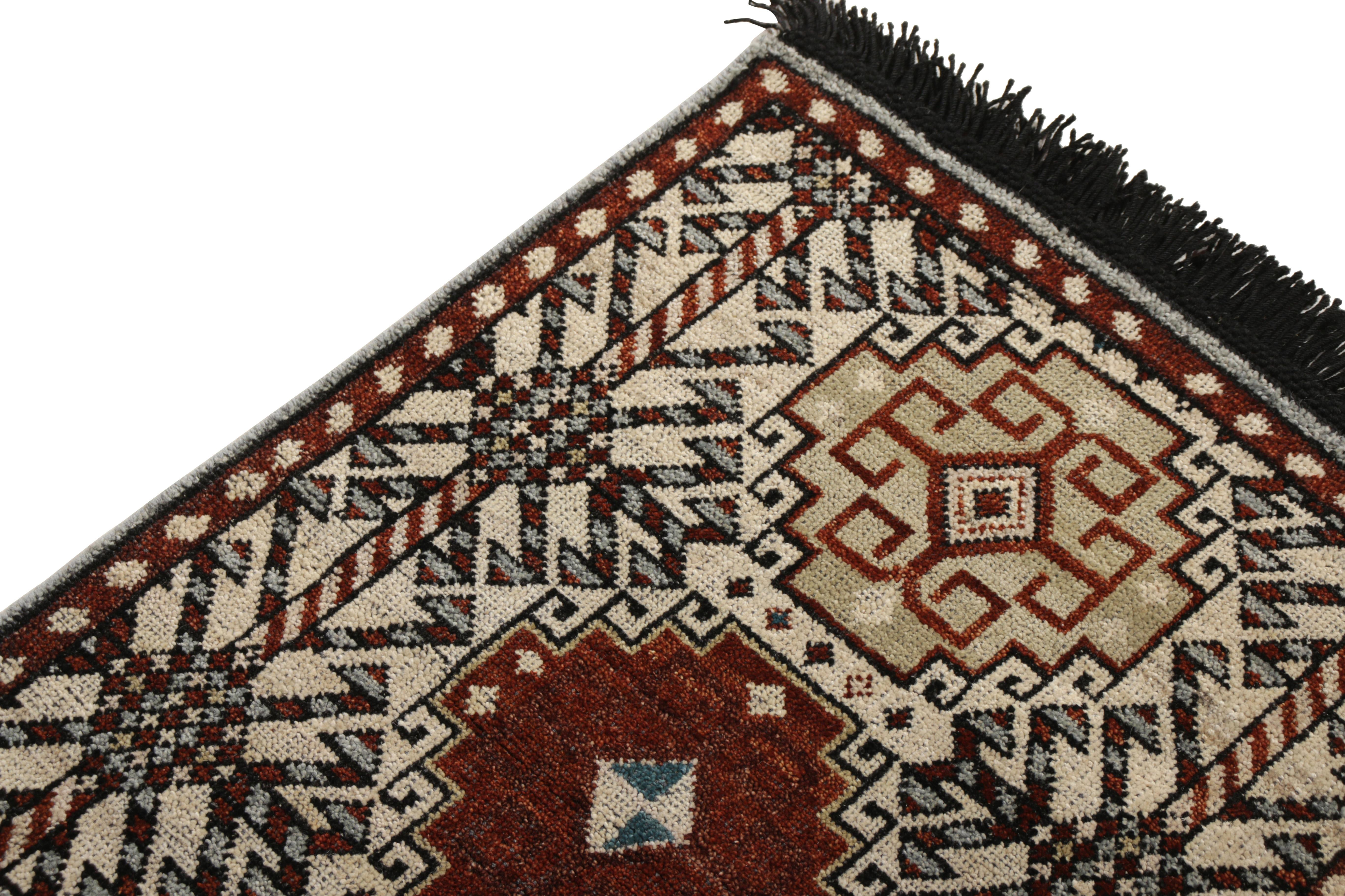 Rug & Kilim's handgeknüpfter Qashqai Style Teppich in Beige Rot Geometrisches Muster (Stammeskunst) im Angebot