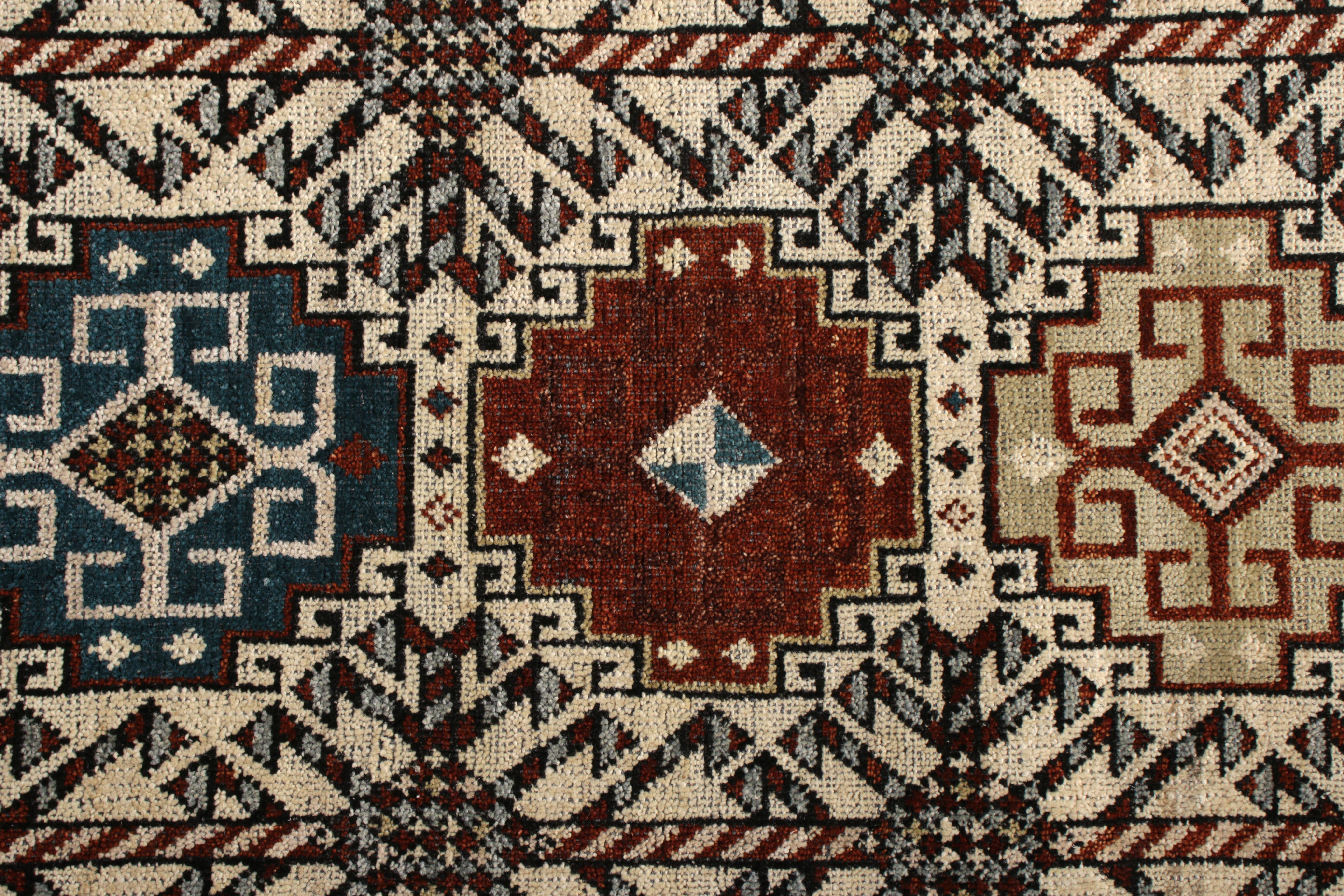 Handgeknüpfter Teppich und Kelim-Teppich im Qashqai-Stil mit beige-rotem geometrischem Muster (Indisch) im Angebot