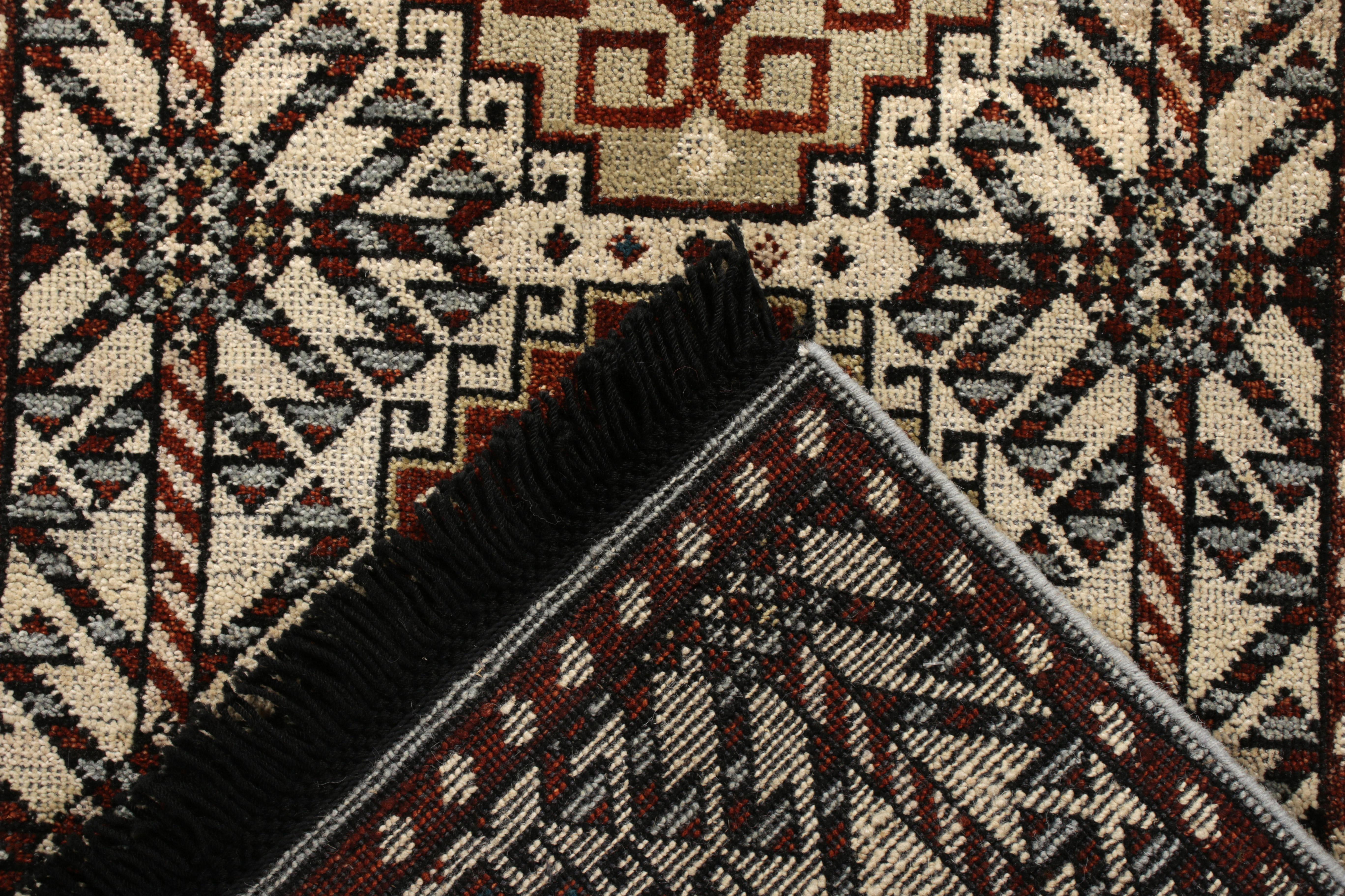 Rug & Kilim's handgeknüpfter Qashqai Style Teppich in Beige Rot Geometrisches Muster (Handgewebt) im Angebot