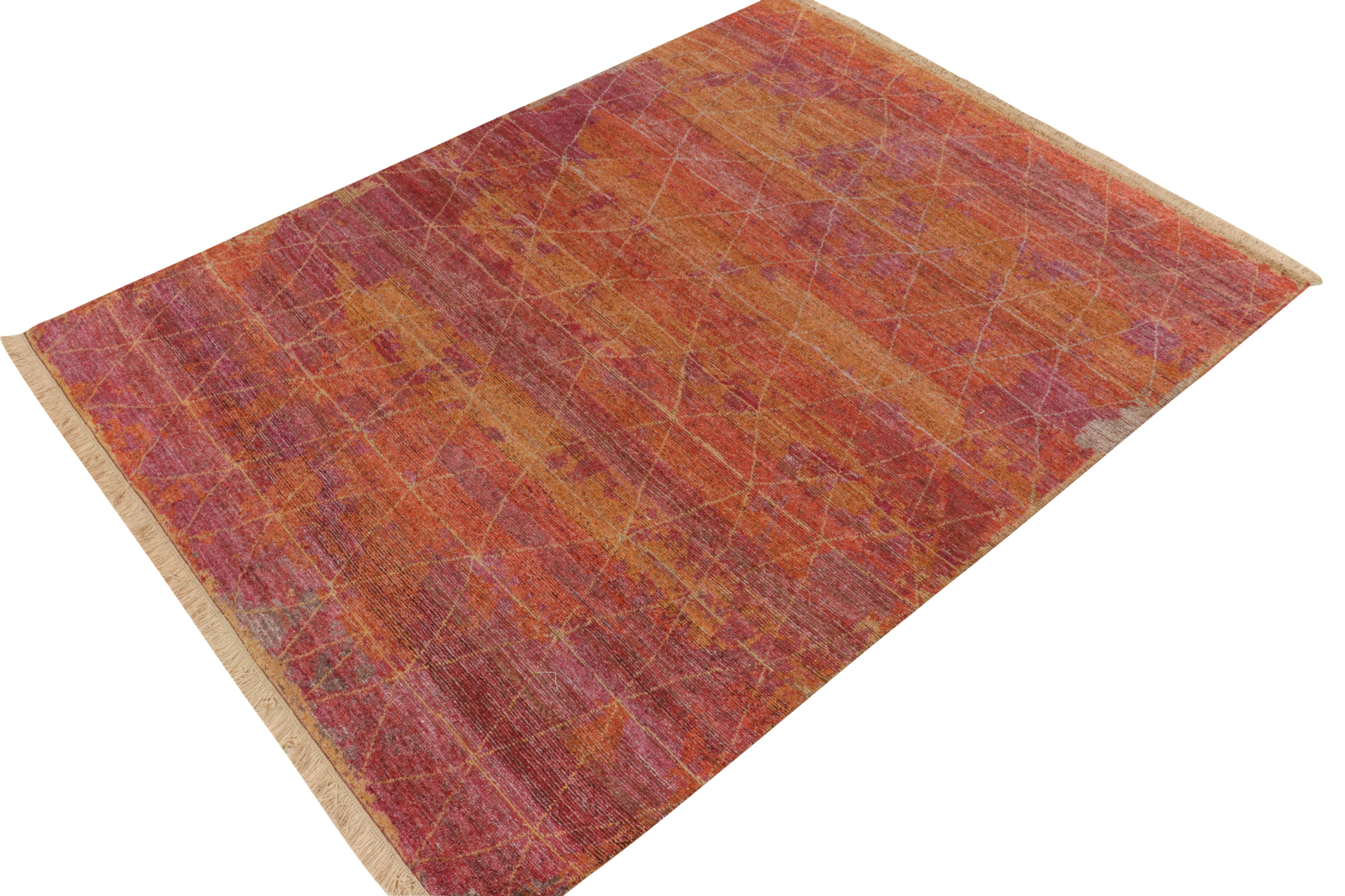 Handgeknüpfter Teppich von Rug & Kilim in Gold, Rot und mit geometrischen Mustern (Moderne) im Angebot