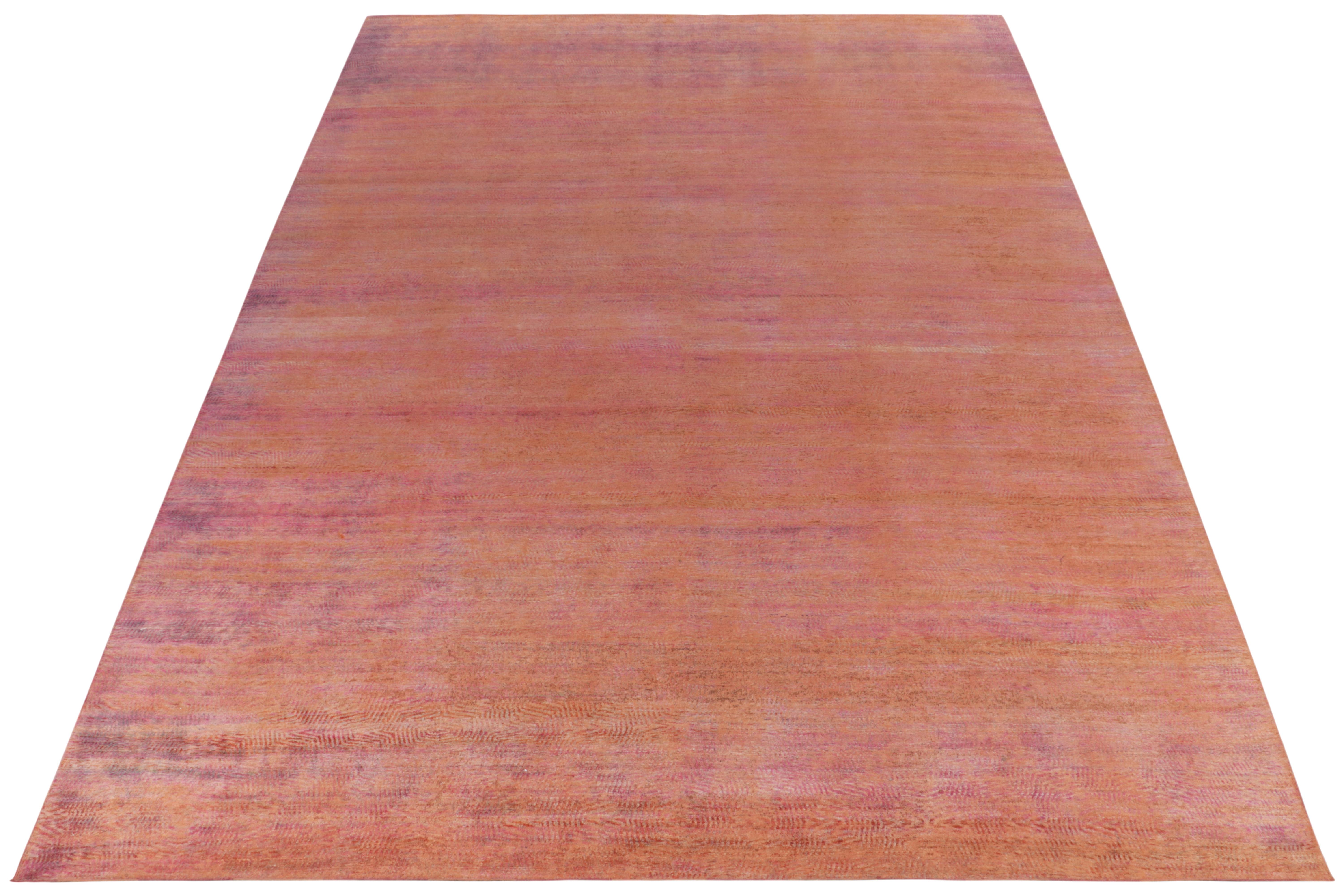 Parmi les sélections modernes et audacieuses de Rug & Kilim, un tapis 12x15 en soie luxueuse manifeste la vision contemporaine tant convoitée de notre directeur Josh Nazmiyal. 

Ce tapis noué à la main sur l'un des métiers à tisser préférés de nos