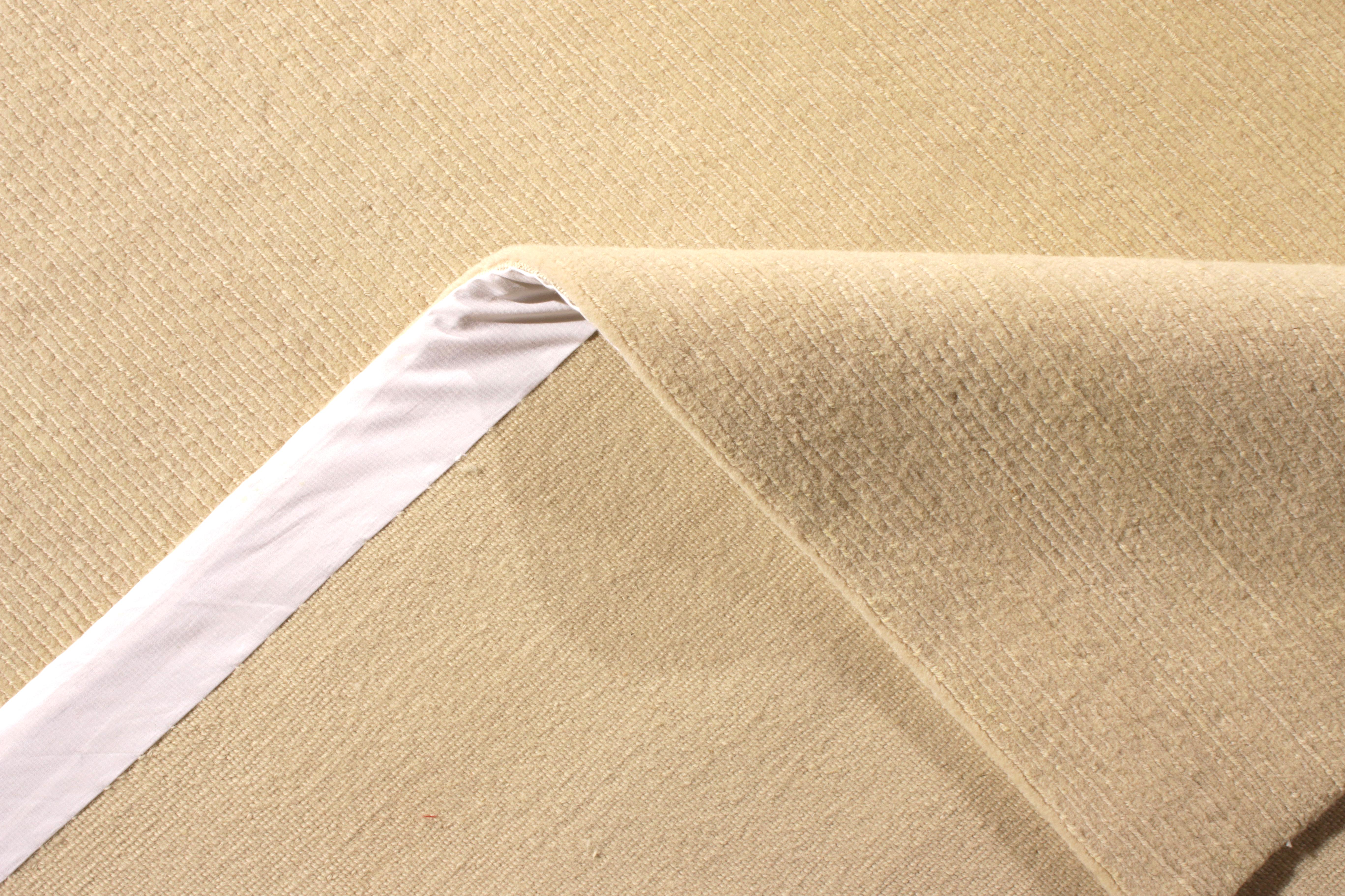 Rug & Kilim's Hand Knotted Solid Beige Teppich Wolle und Seide Textur der Farbe (Handgeknüpft) im Angebot