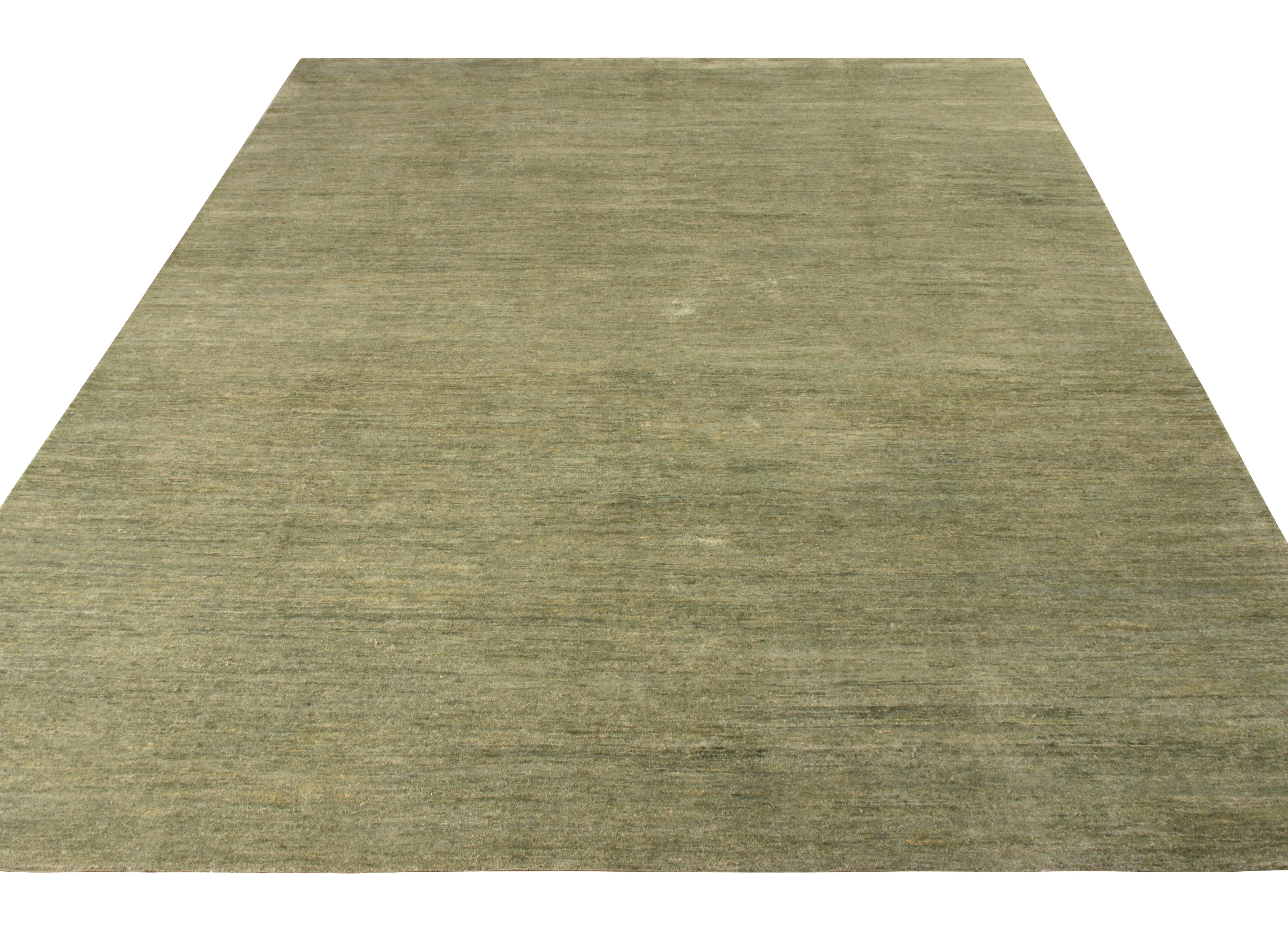 Dieser 11 x 13 große Teppich aus der Texture of Color Collection'S von Rug & Kilim besticht durch eine gekonnte Mischung aus Seide in einem luxuriösen grün-grauen Farbspiel, das wunderbar unter den Füßen liegt. Dieser handgeknüpfte Teppich ist eine