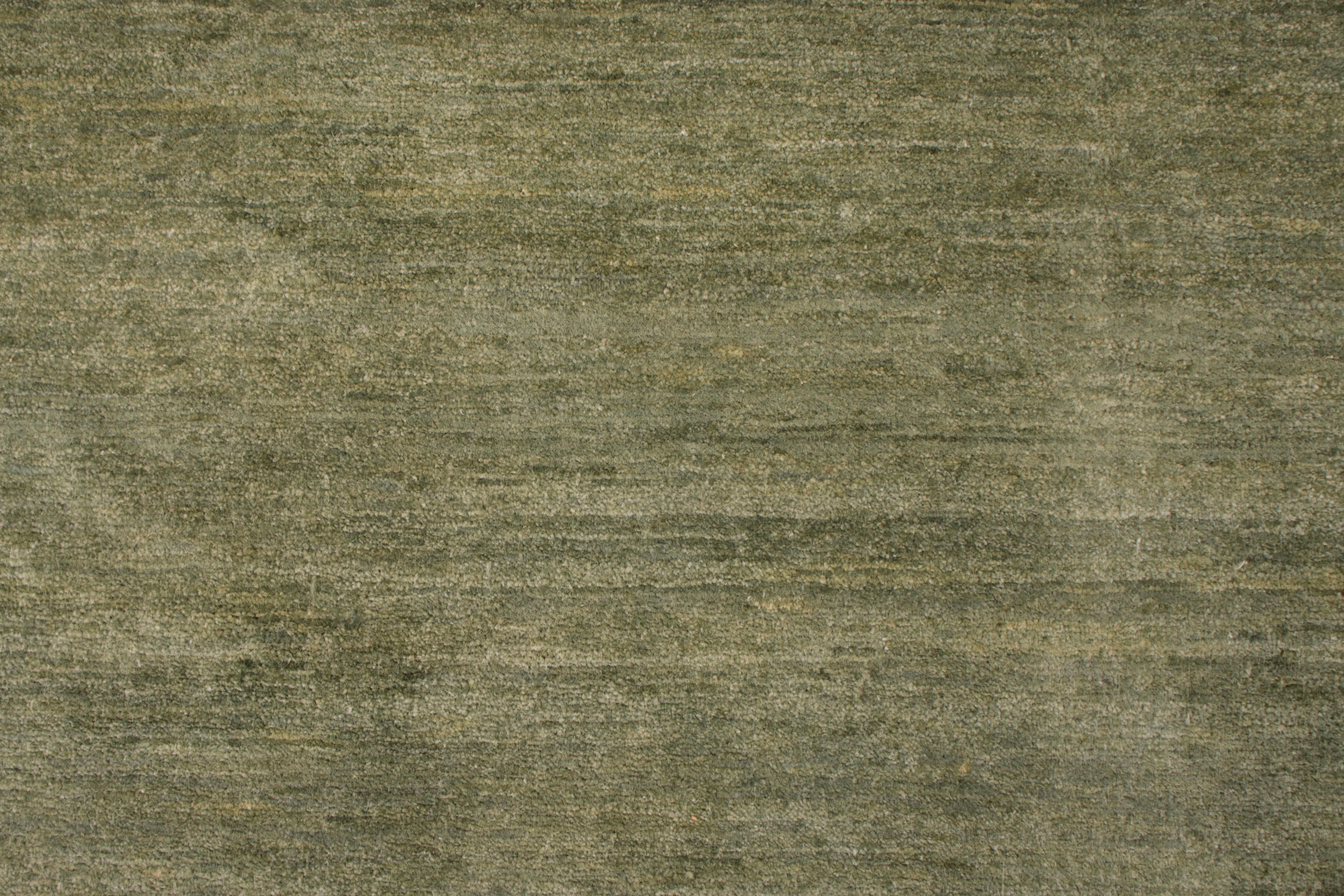 Rug & Kilim's handgeknüpfter fester Teppich in Grün (Moderne) im Angebot