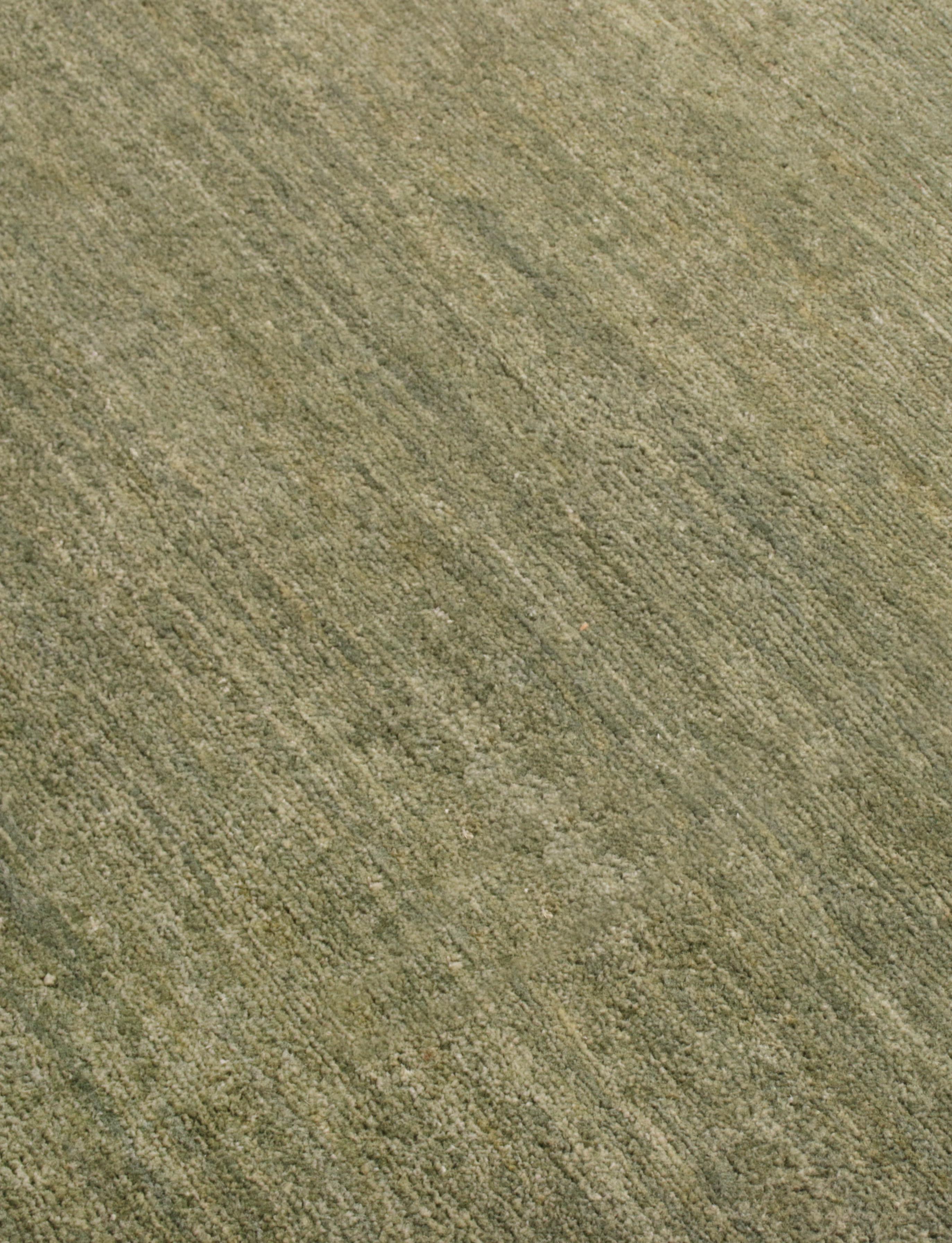 Rug & Kilim's handgeknüpfter fester Teppich in Grün (Indisch) im Angebot