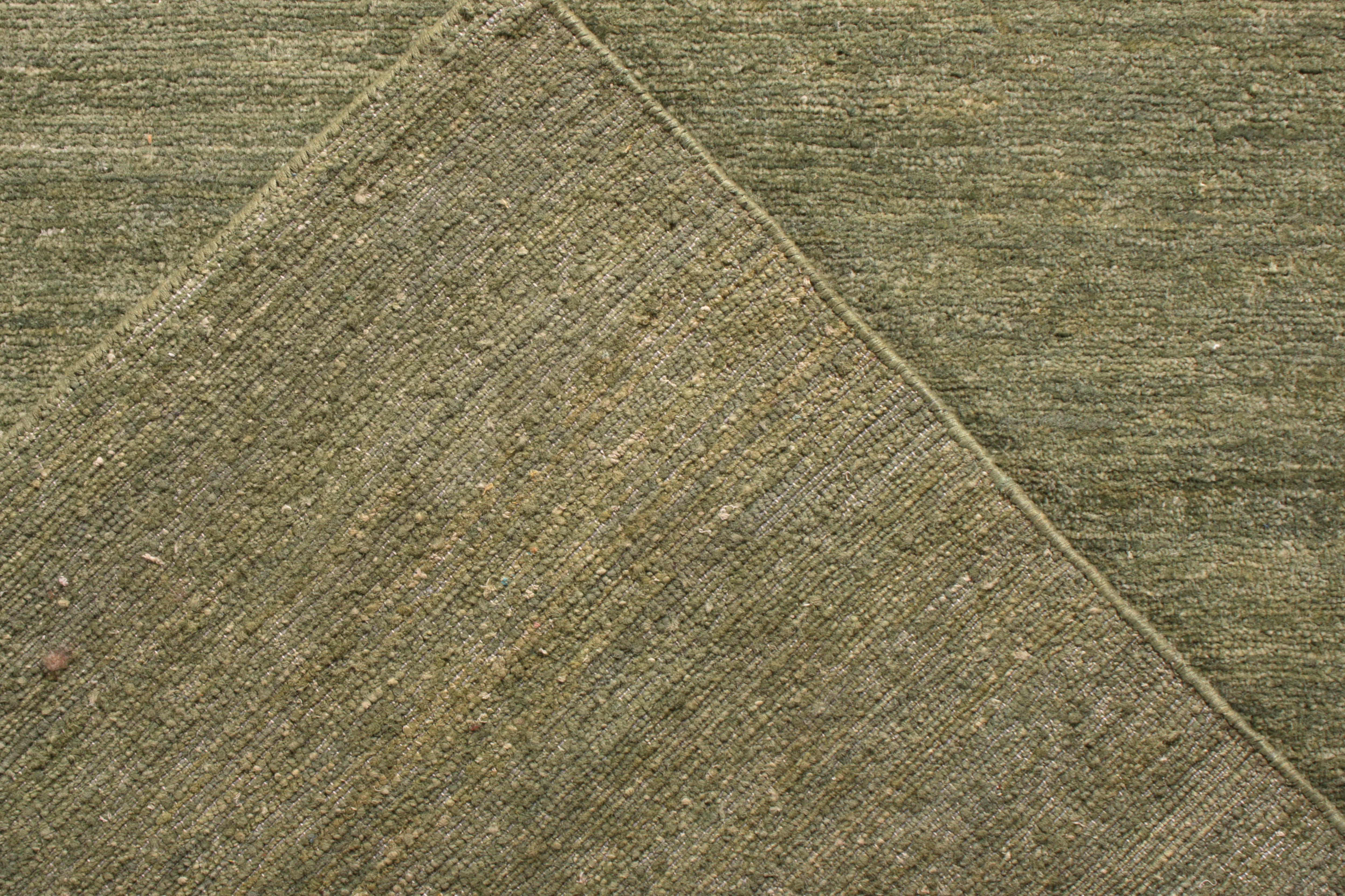 Rug & Kilim's handgeknüpfter fester Teppich in Grün im Zustand „Gut“ in Long Island City, NY