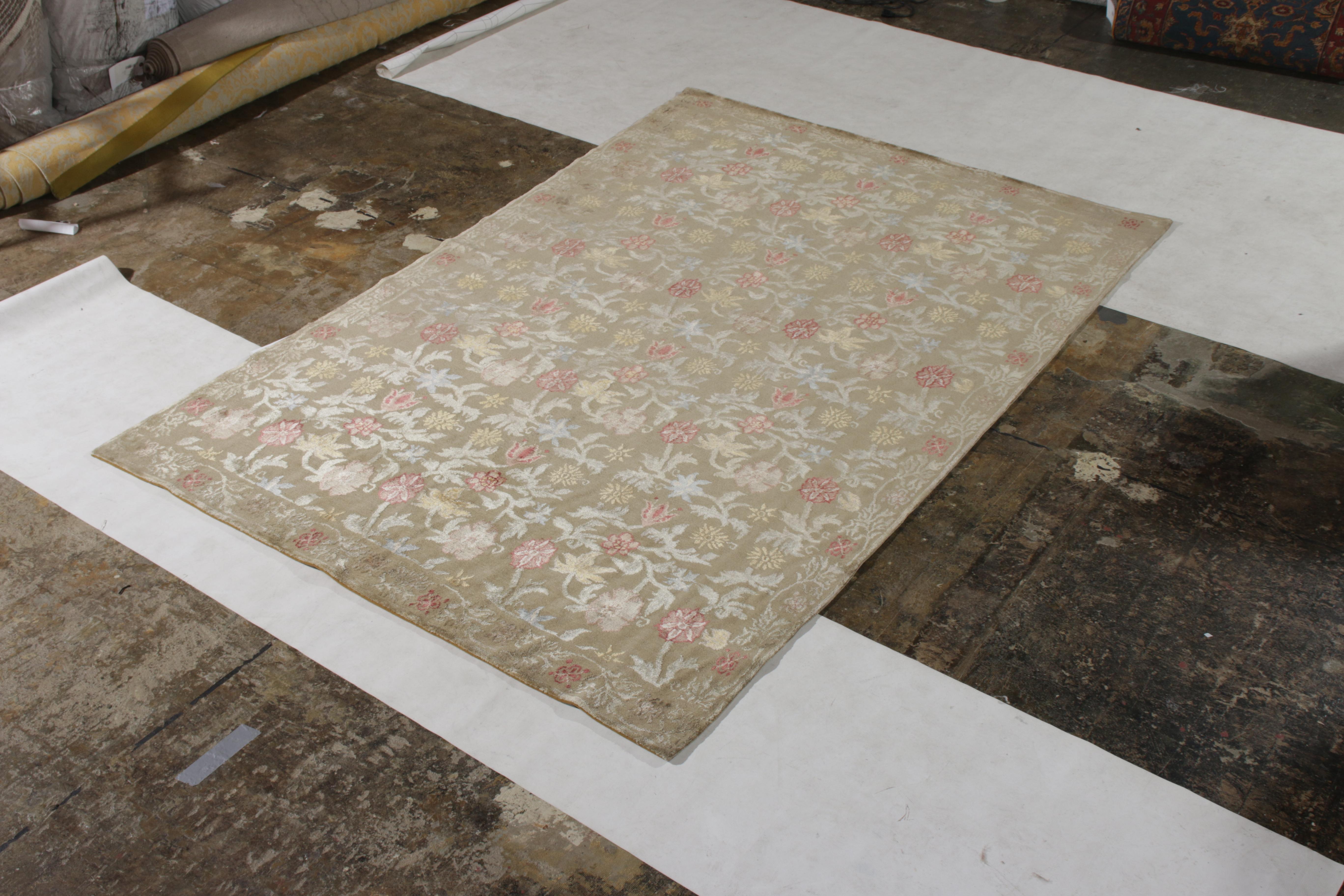 Dieser 6 x 9 große, handgeknüpfte Teppich aus einer Mischung aus Wolle und Seide gehört zur European Collection von Rug & Kilim und ist von einem traditionellen spanischen Blumenmuster inspiriert, das liebevoll Bilbao