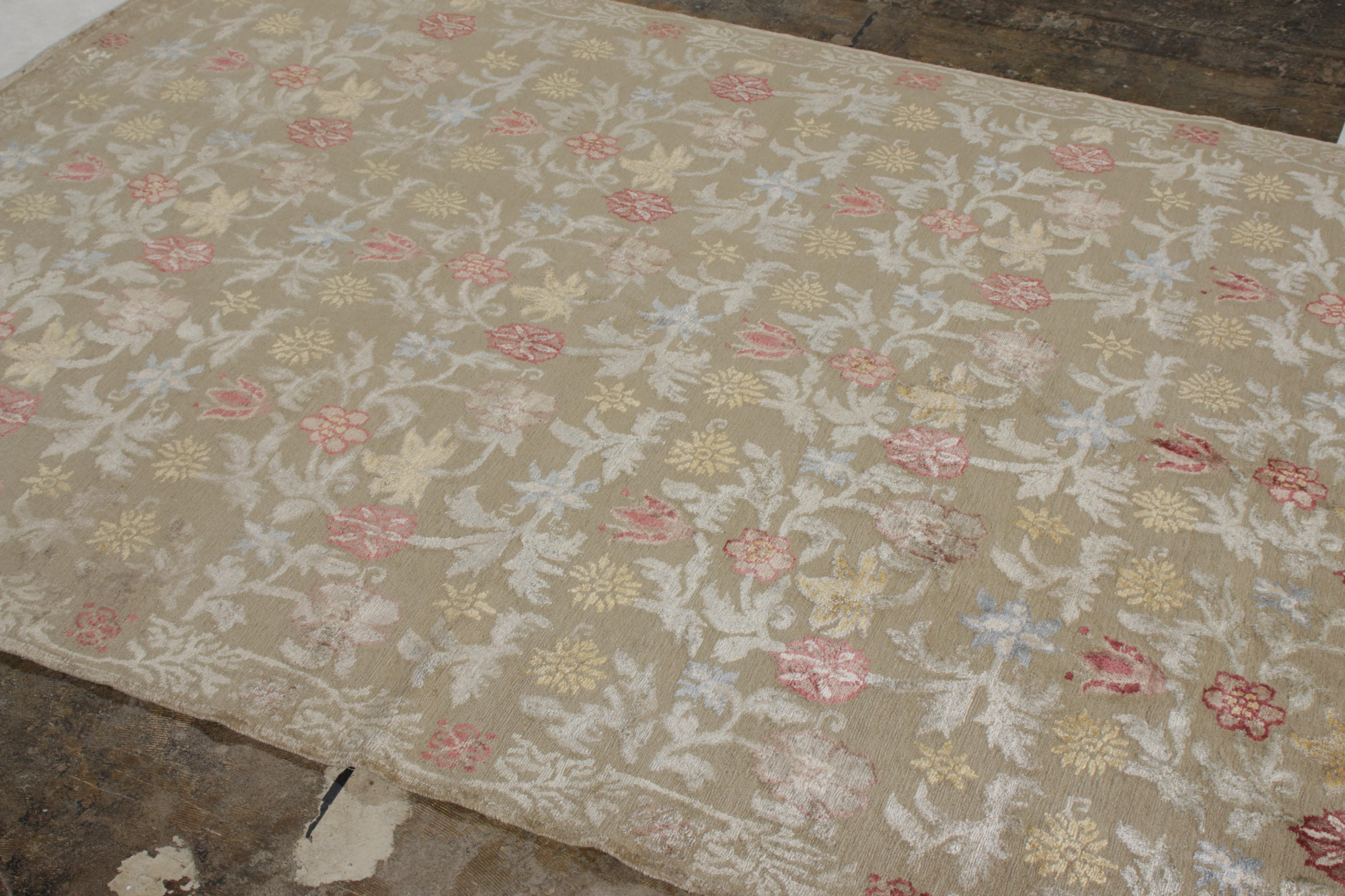 Art Déco Rug & Kilim è un tappeto floreale in stile spagnolo annodato a mano in beige e rosso. in vendita