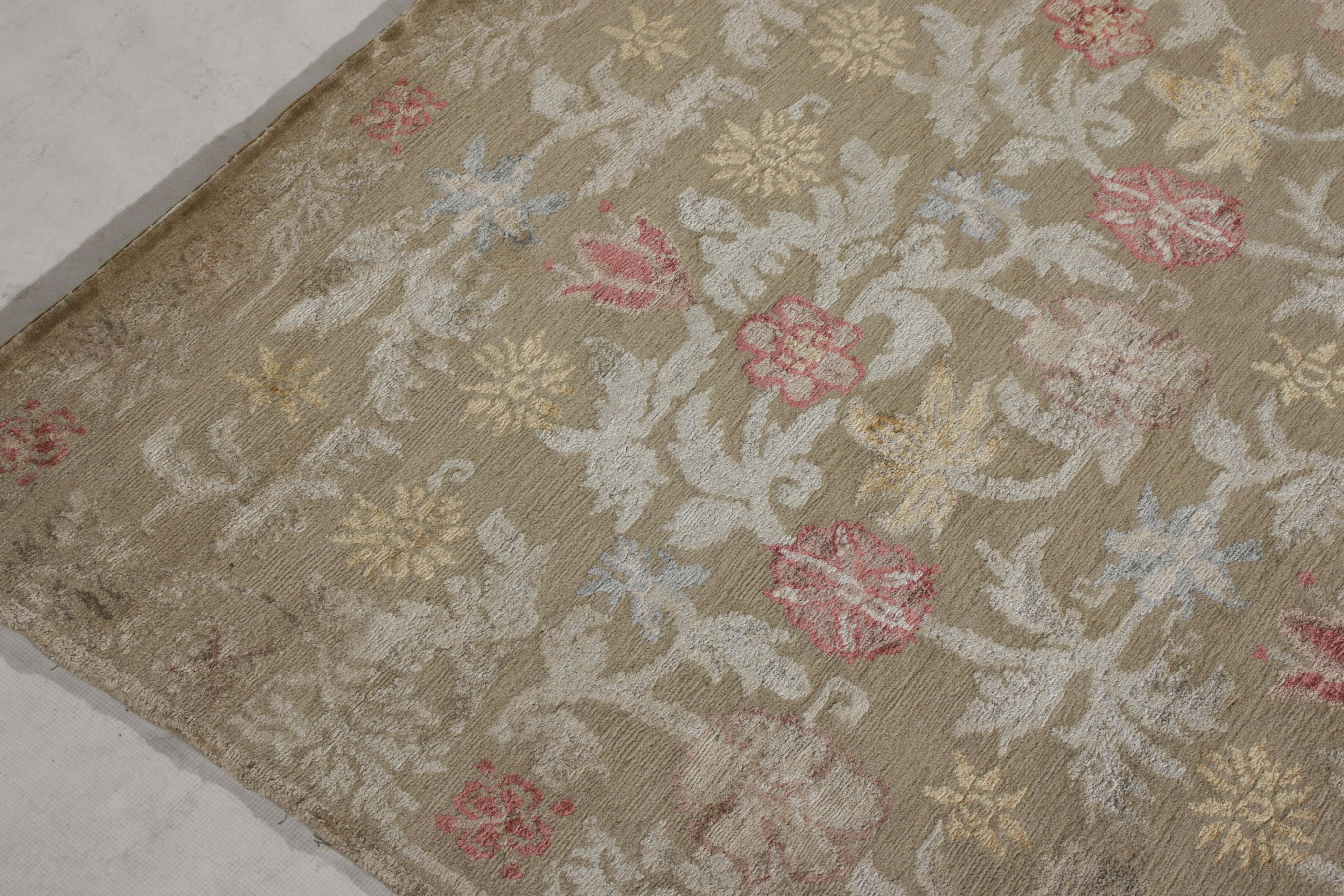 Nepalese Rug & Kilim è un tappeto floreale in stile spagnolo annodato a mano in beige e rosso. in vendita