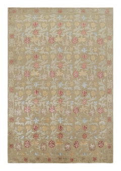 Rug & Kilim è un tappeto floreale in stile spagnolo annodato a mano in beige e rosso.