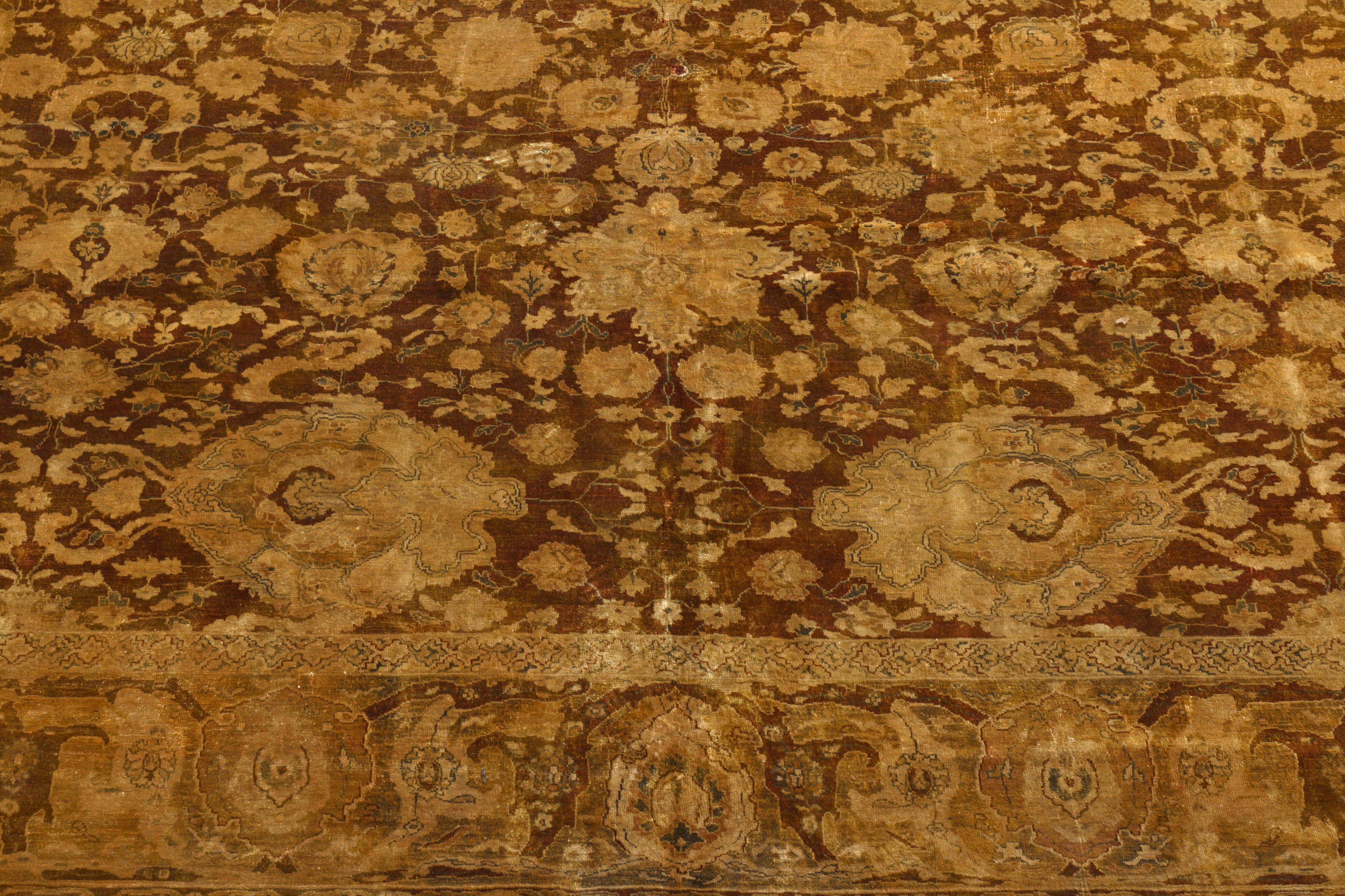 Indiano Rug & Kilim è un tappeto annodato a mano in stile Tabriz, di colore beige-marrone e oro, in seta geometrica. in vendita