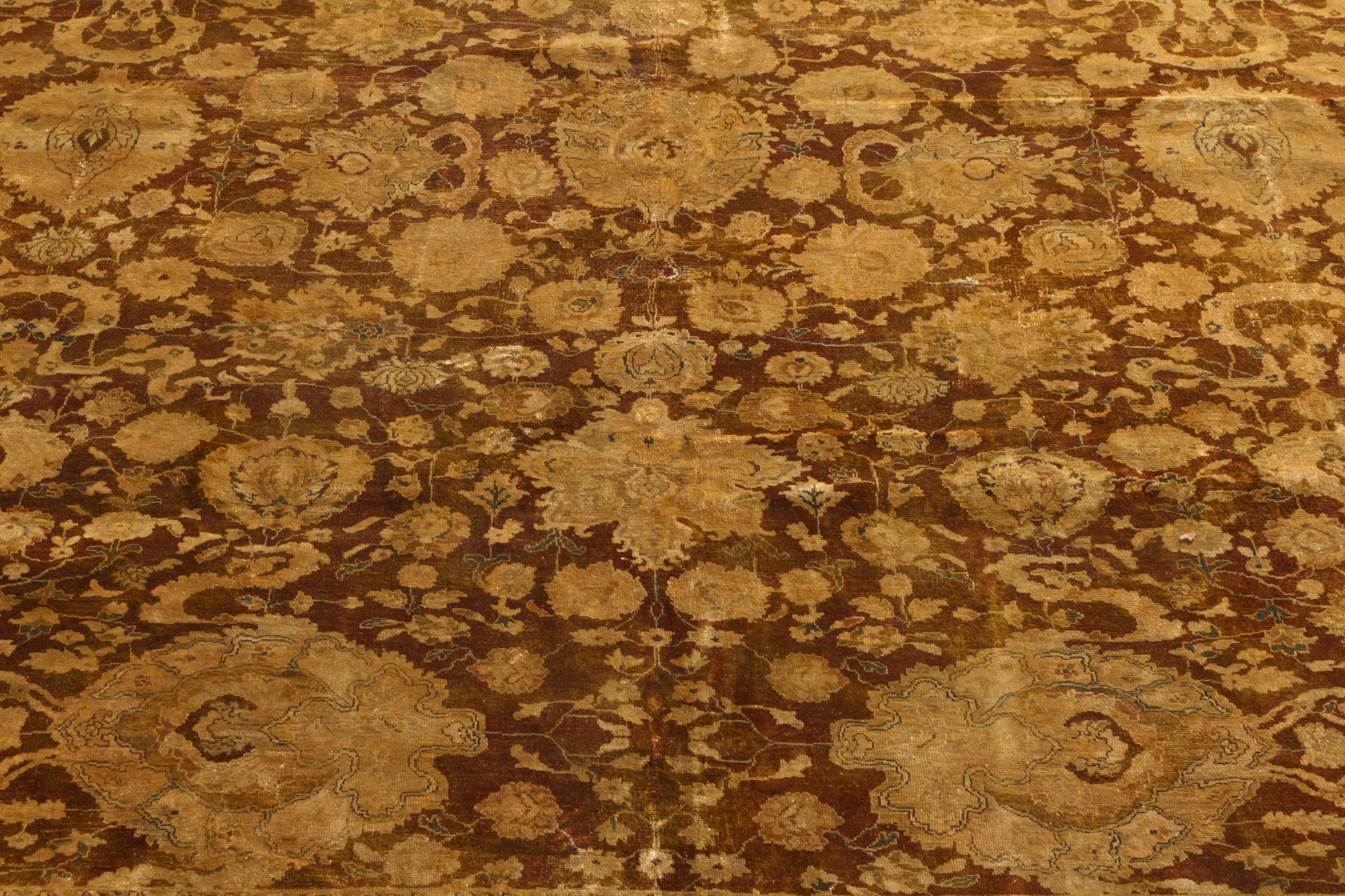 Annodato a mano Rug & Kilim è un tappeto annodato a mano in stile Tabriz, di colore beige-marrone e oro, in seta geometrica. in vendita