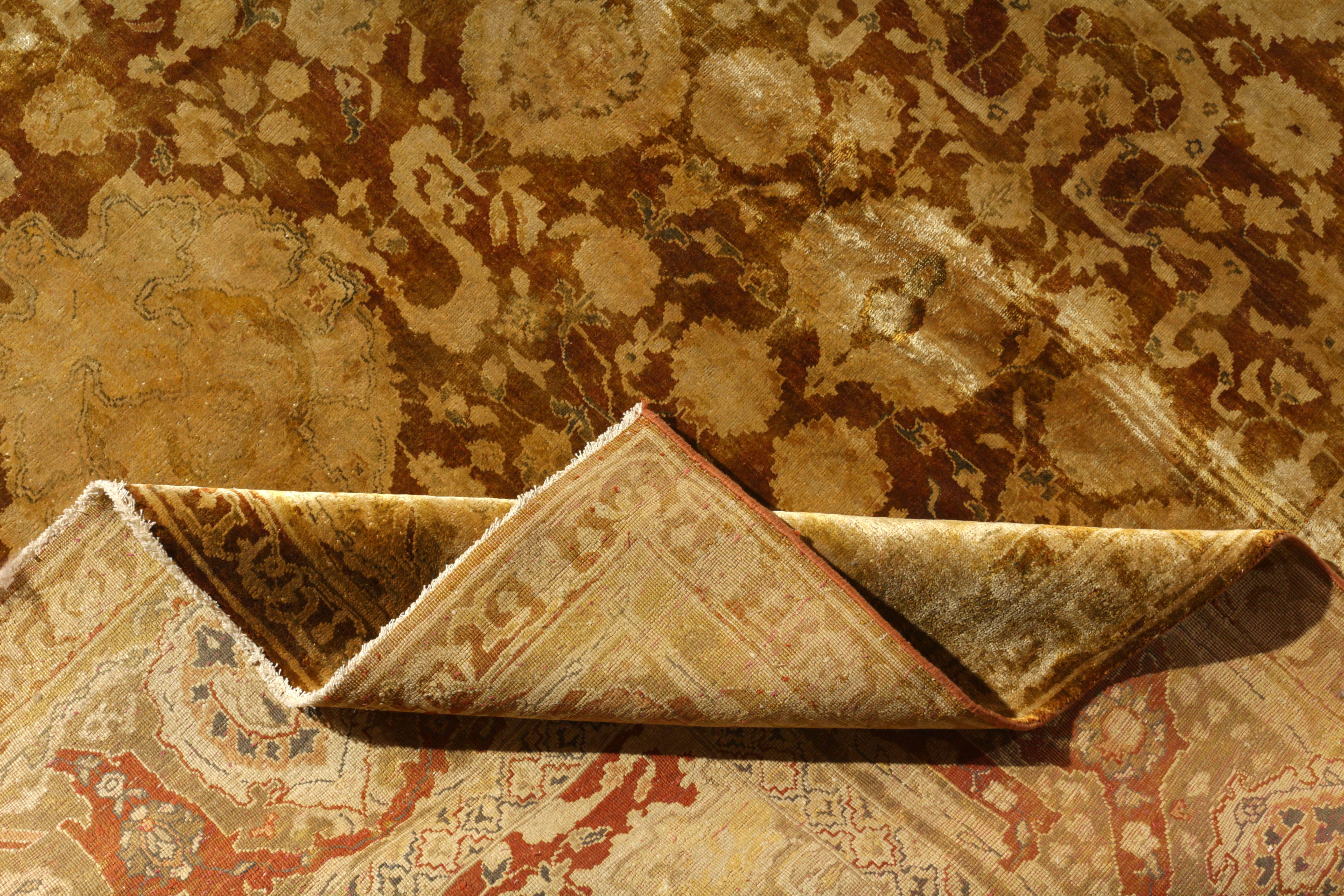 Rug & Kilim è un tappeto annodato a mano in stile Tabriz, di colore beige-marrone e oro, in seta geometrica. In condizioni Nuovo in vendita a Long Island City, NY