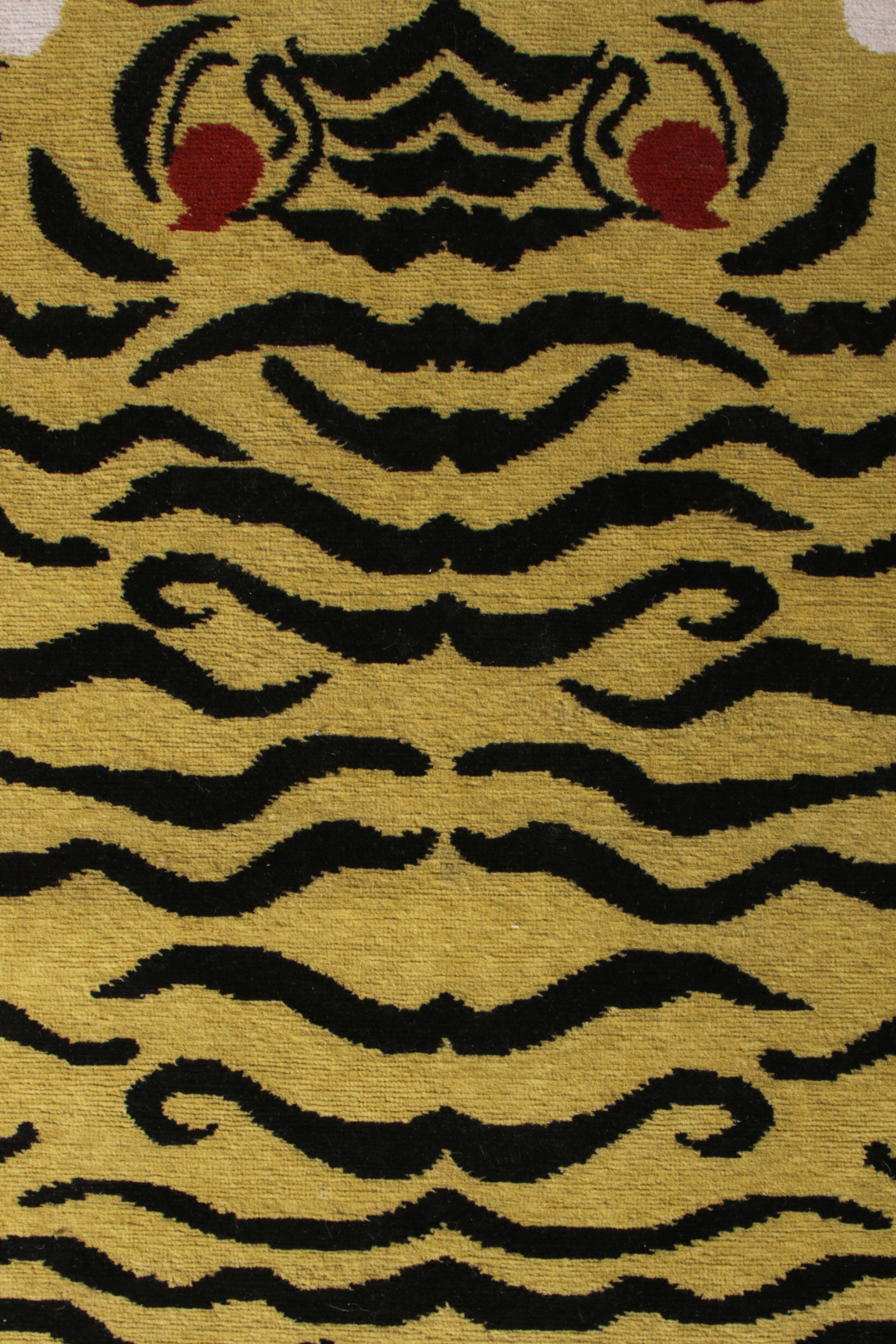 Alfombra anudada a mano Rug & Kilim's Tigre con dibujo dorado negro y beige Anudado a mano en venta