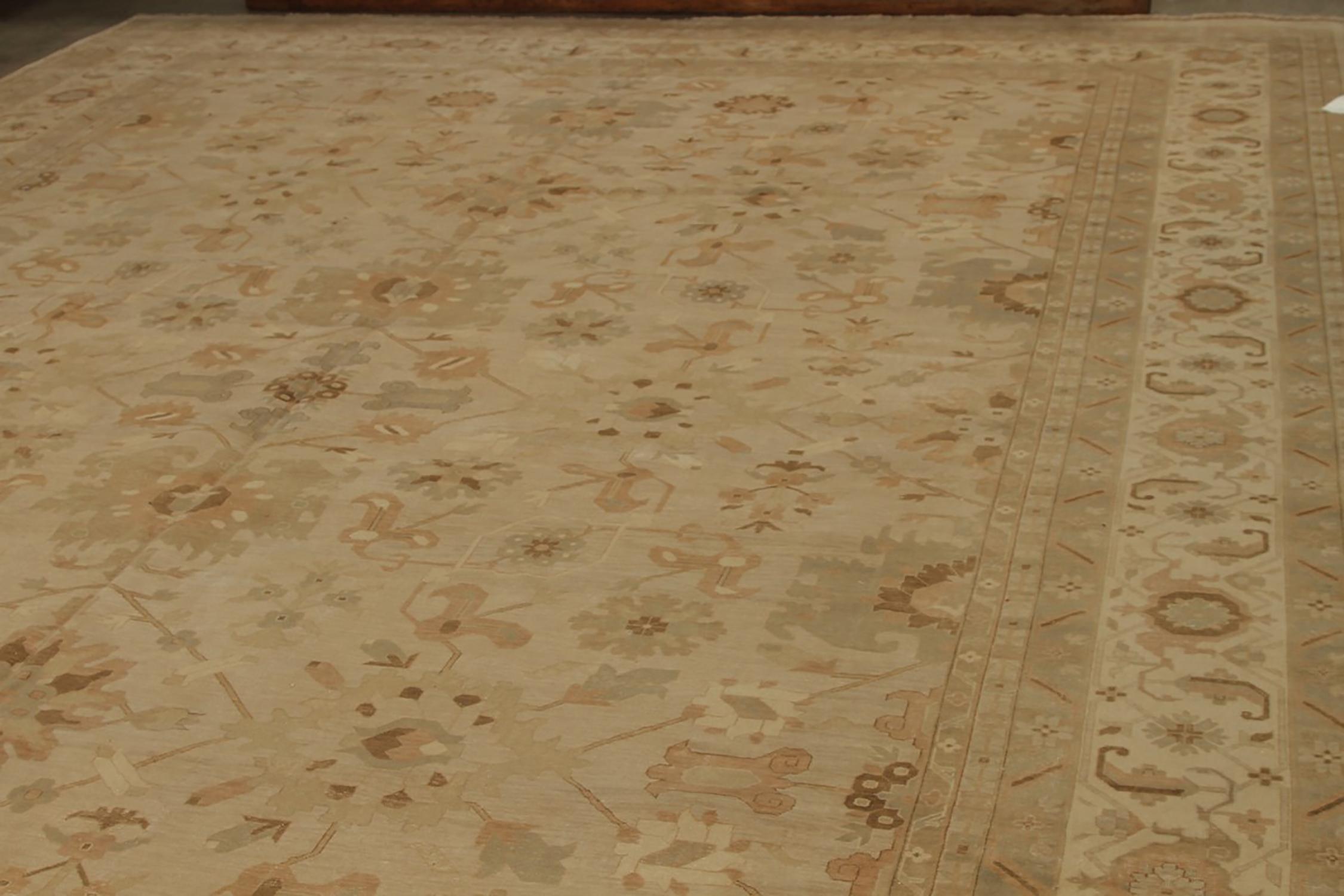 Ein 12 x 17 großer Teppich aus der Modern Classics-Kollektion von Rug & Kilim, eine Hommage an einige der berühmtesten Stile für handgefertigte Bodenbeläge, wie diese einzigartige großformatige Anspielung auf Harsang- und Krabbenpalmettenmuster in
