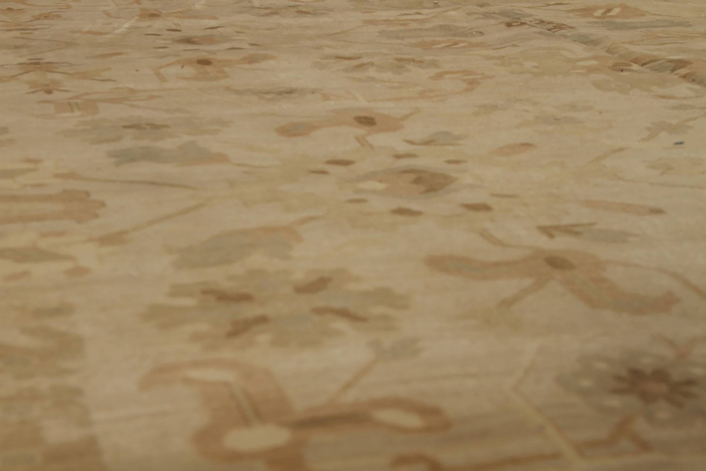 Handgeknüpfter Teppich & Kilims Übergangsteppich mit beigem, braunem und grünem Blumenmuster (Indisch) im Angebot