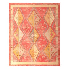 Rug & Kilim è un tappeto in stile tribale annodato a mano, con motivo a diamante rosso e oro