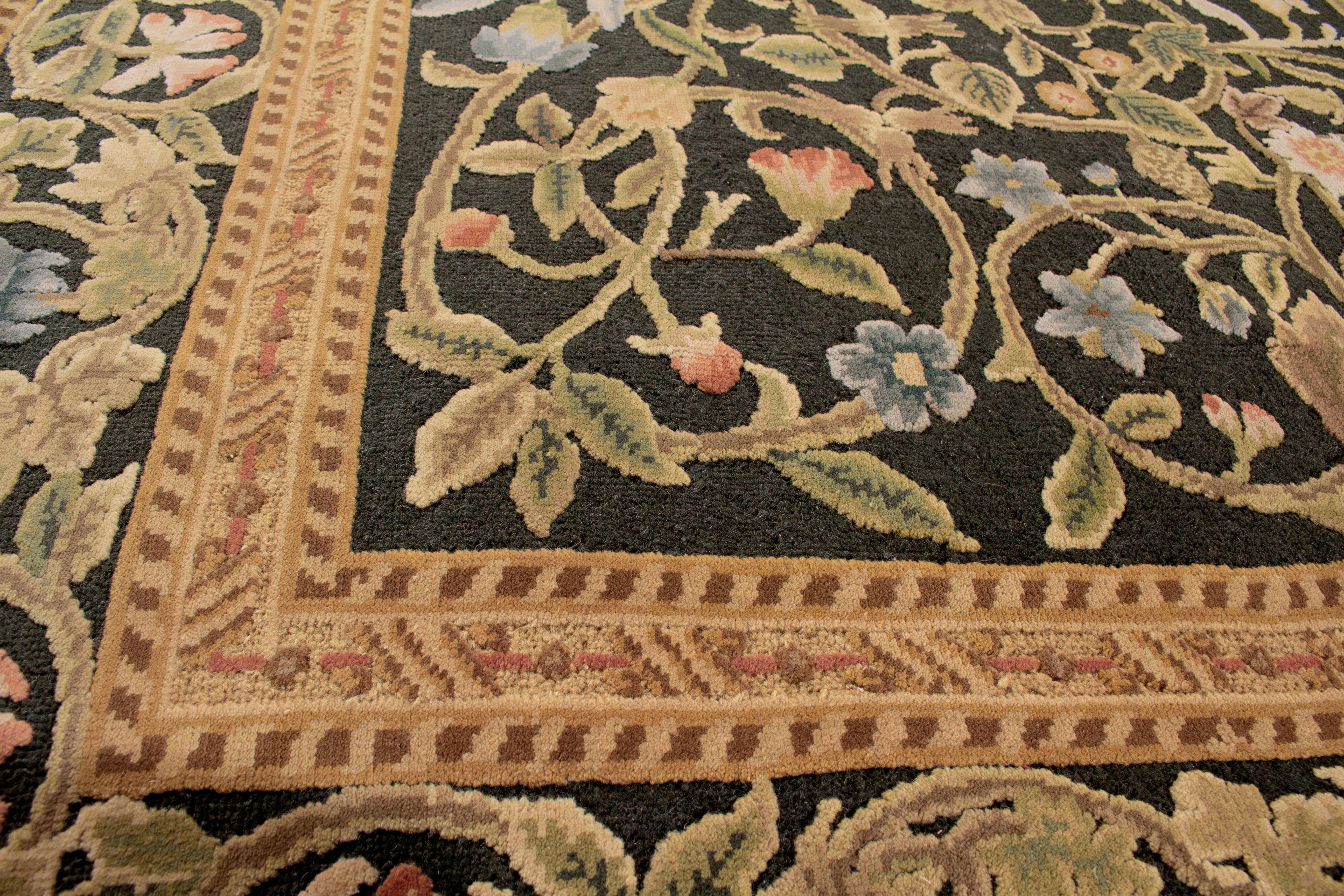 Cinese Rug & Kilim: Tappeto in stile Tudor annodato a mano Beige Verde Classico Motivo Floreale in vendita