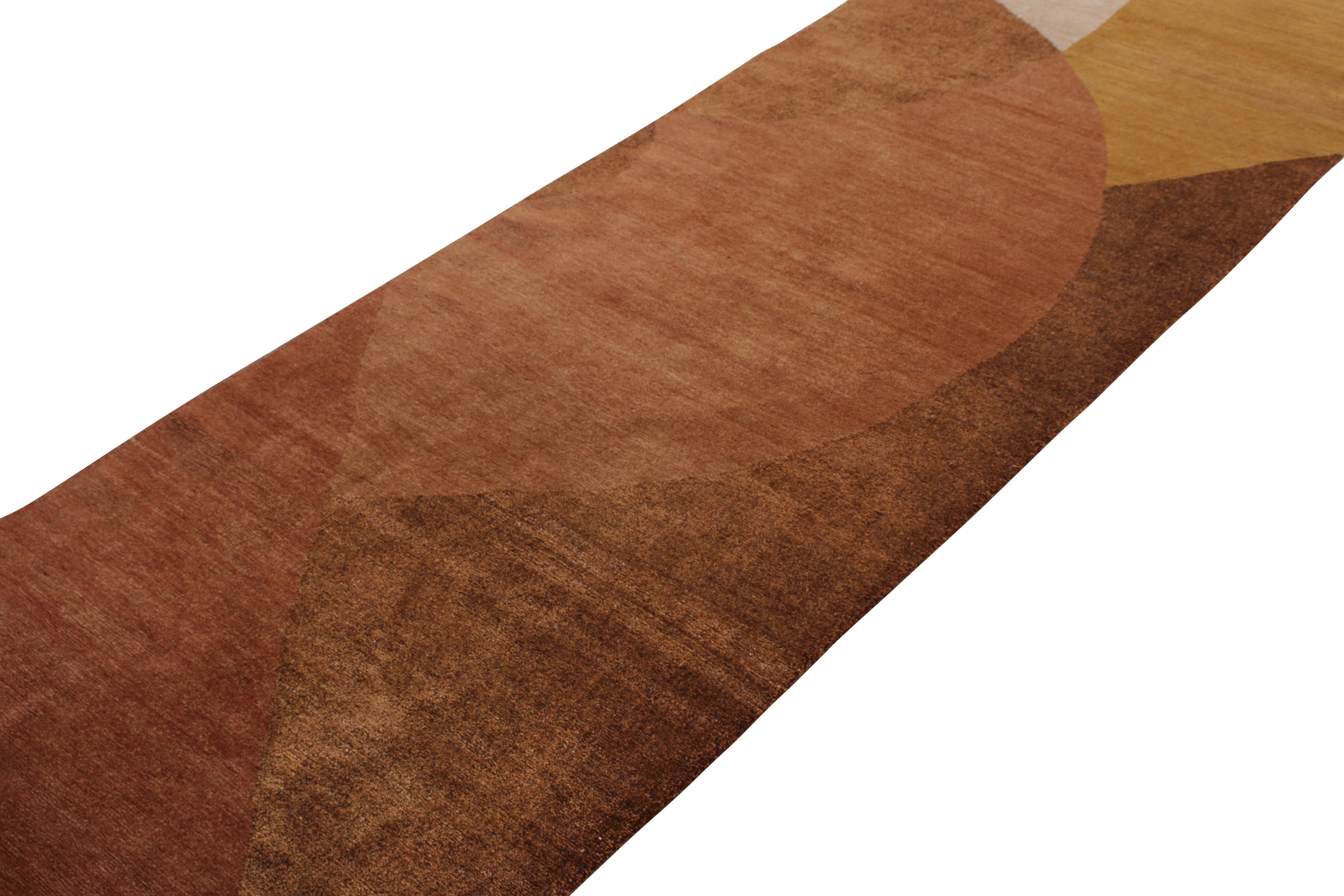 Moderne Tapis de couloir moderne en laine et soie nouée à la main de Kilim en marron, design géométrique en vente