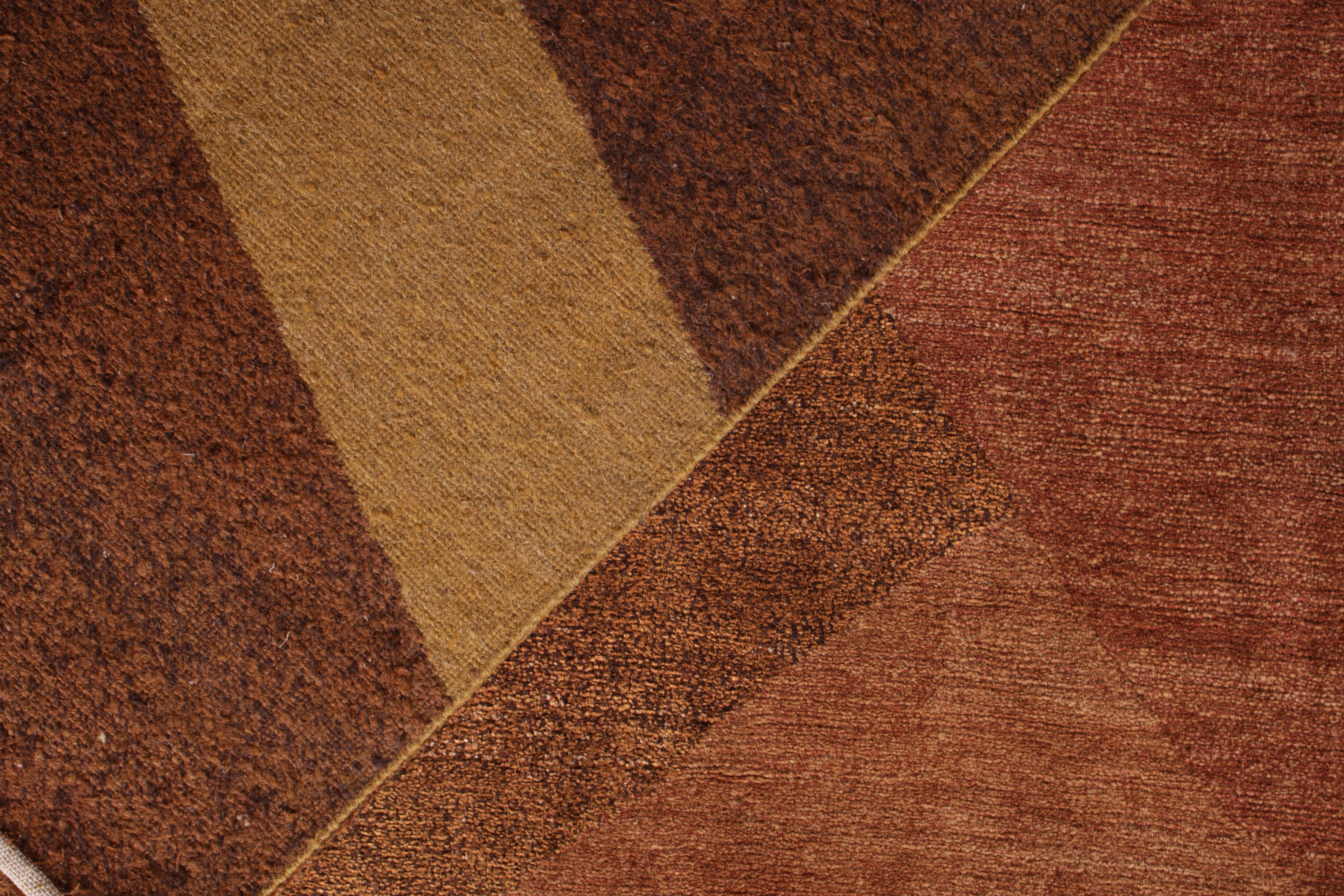 Annodato a mano Rug & Kilim è un moderno runner in lana e seta annodato a mano di colore marrone - Design geometrico in vendita