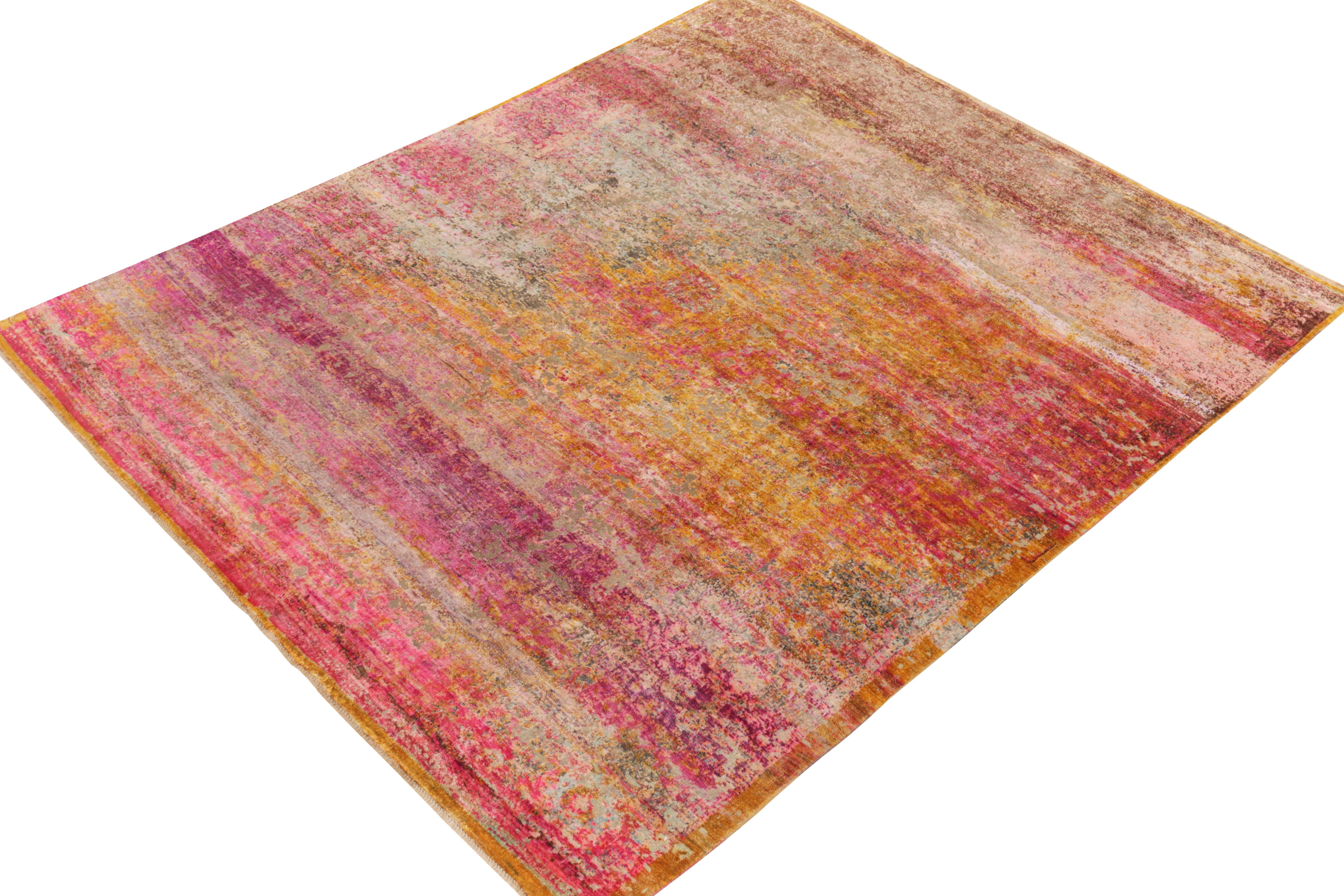 Moderno Rug & Kilim è un tappeto astratto moderno annodato a mano in rosa, oro e marrone. in vendita