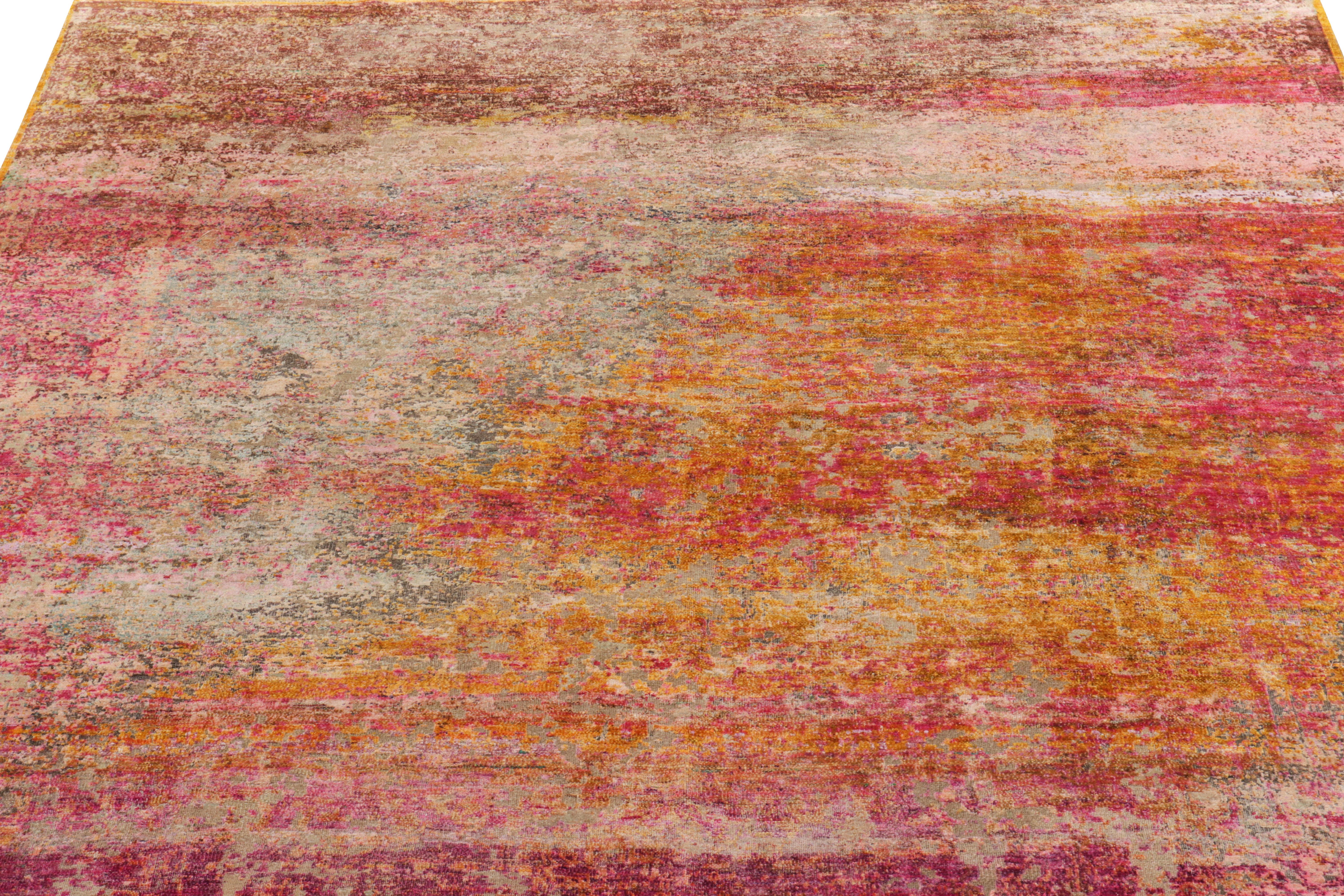Indiano Rug & Kilim è un tappeto astratto moderno annodato a mano in rosa, oro e marrone. in vendita