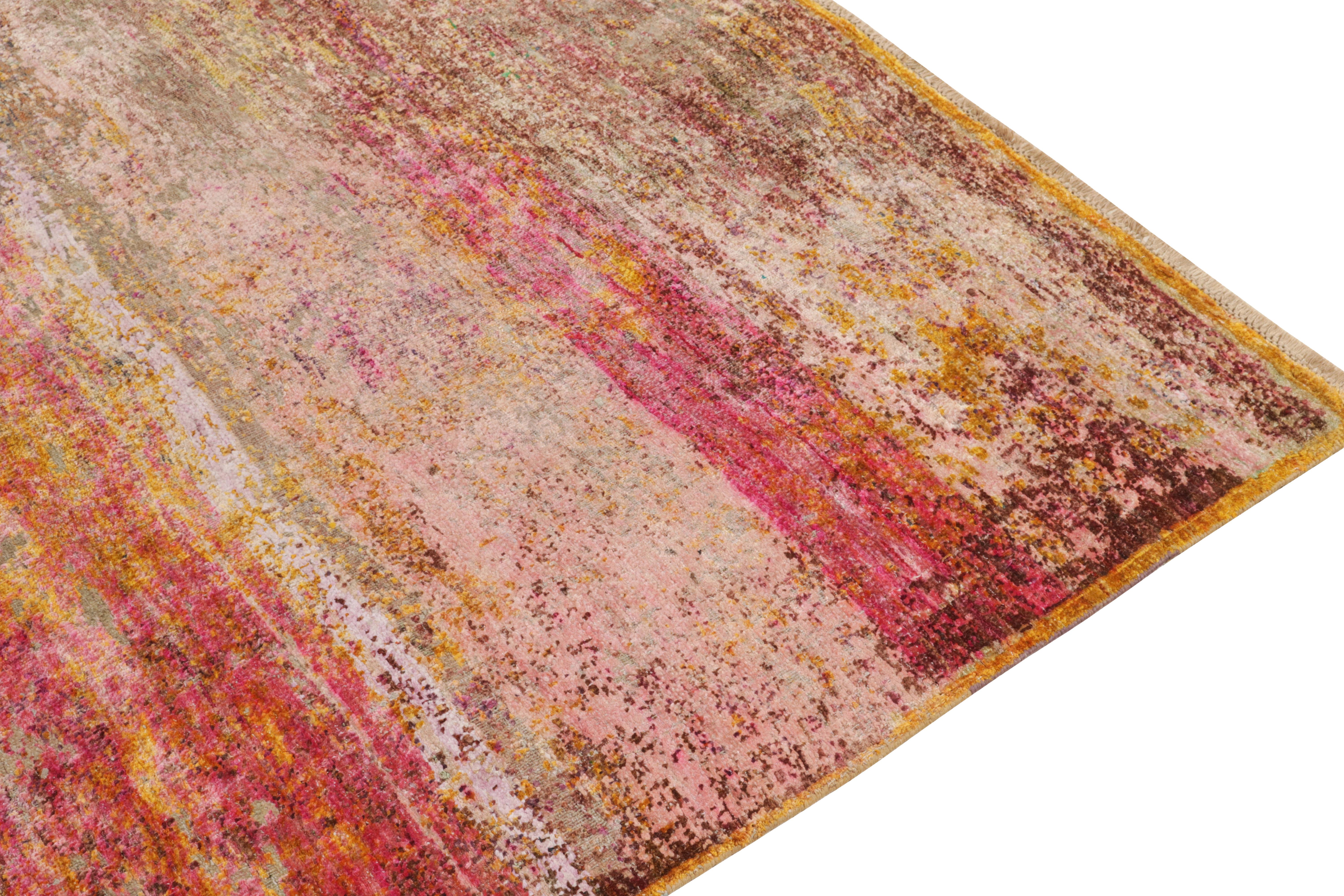 Annodato a mano Rug & Kilim è un tappeto astratto moderno annodato a mano in rosa, oro e marrone. in vendita