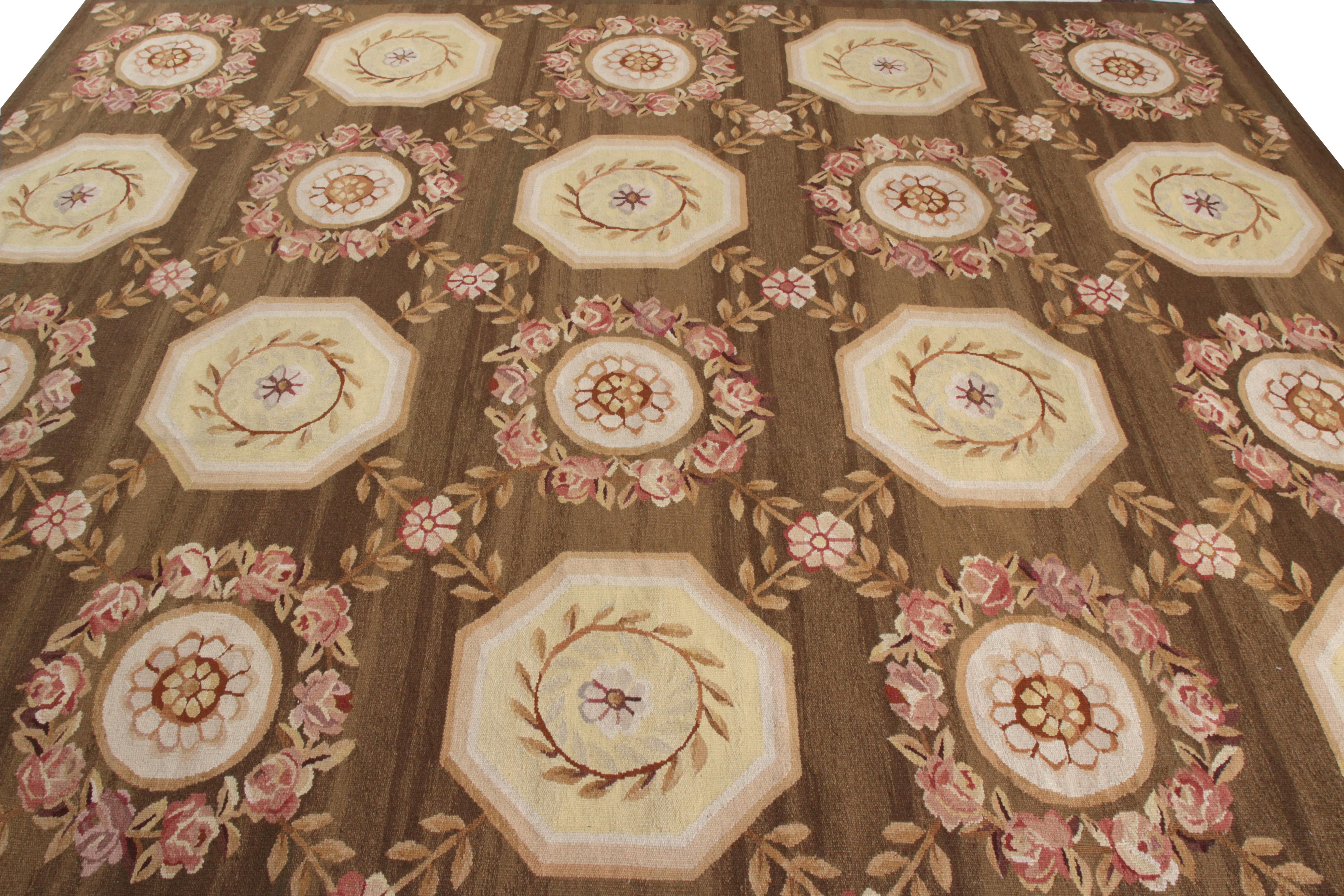Annodato a mano Rug & Kilim è un tappeto fatto a mano a trama piatta in stile Aubusson in marrone e rosa. in vendita