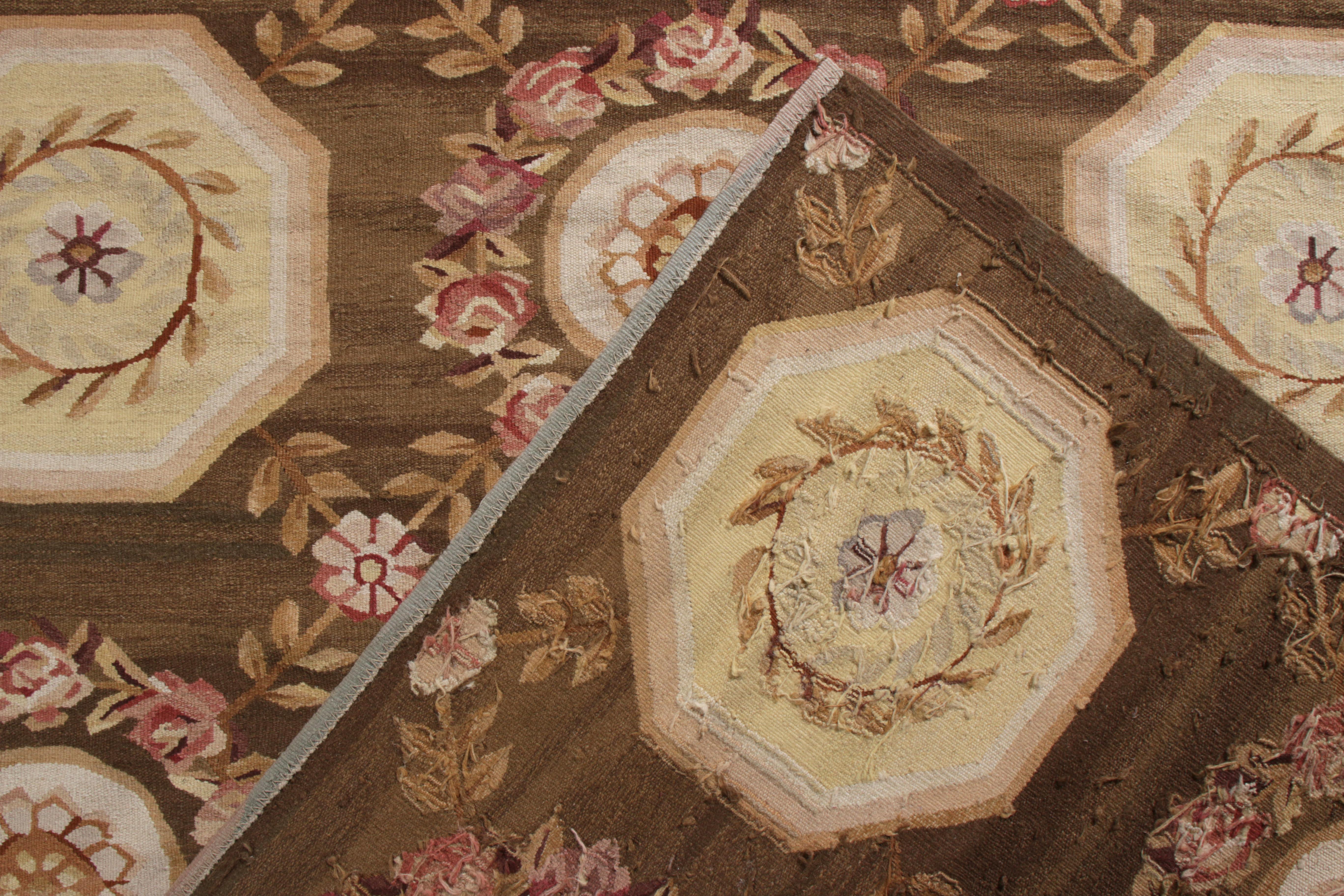 Rug & Kilim è un tappeto fatto a mano a trama piatta in stile Aubusson in marrone e rosa. In condizioni Nuovo in vendita a Long Island City, NY