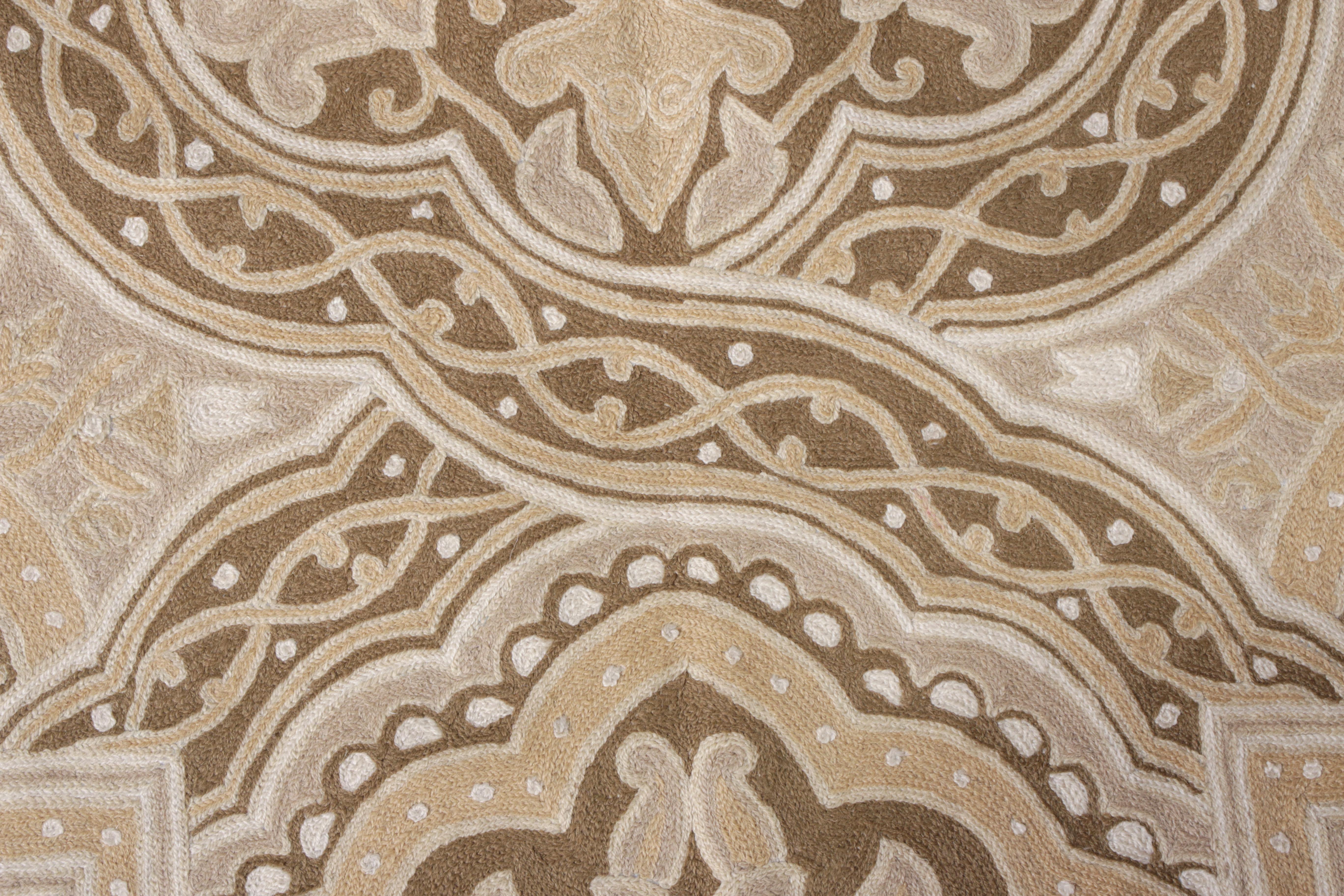 Alfombra de punto de cadeneta hecha a mano por Rug & Kilim, Beige, Marrón Patrón geométrico Indio en venta