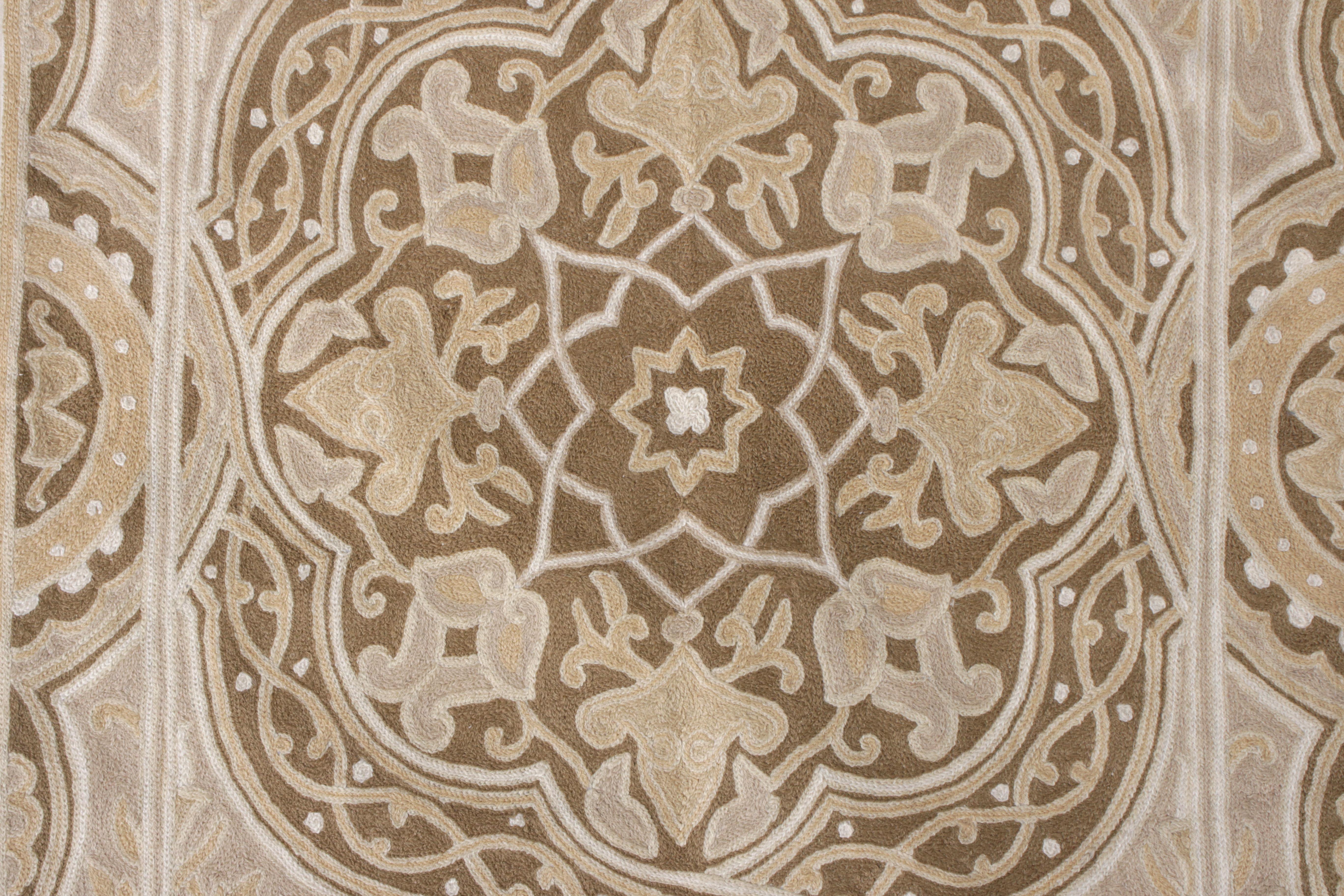 Alfombra de punto de cadeneta hecha a mano por Rug & Kilim, Beige, Marrón Patrón geométrico en Nuevo estado para la venta en Long Island City, NY