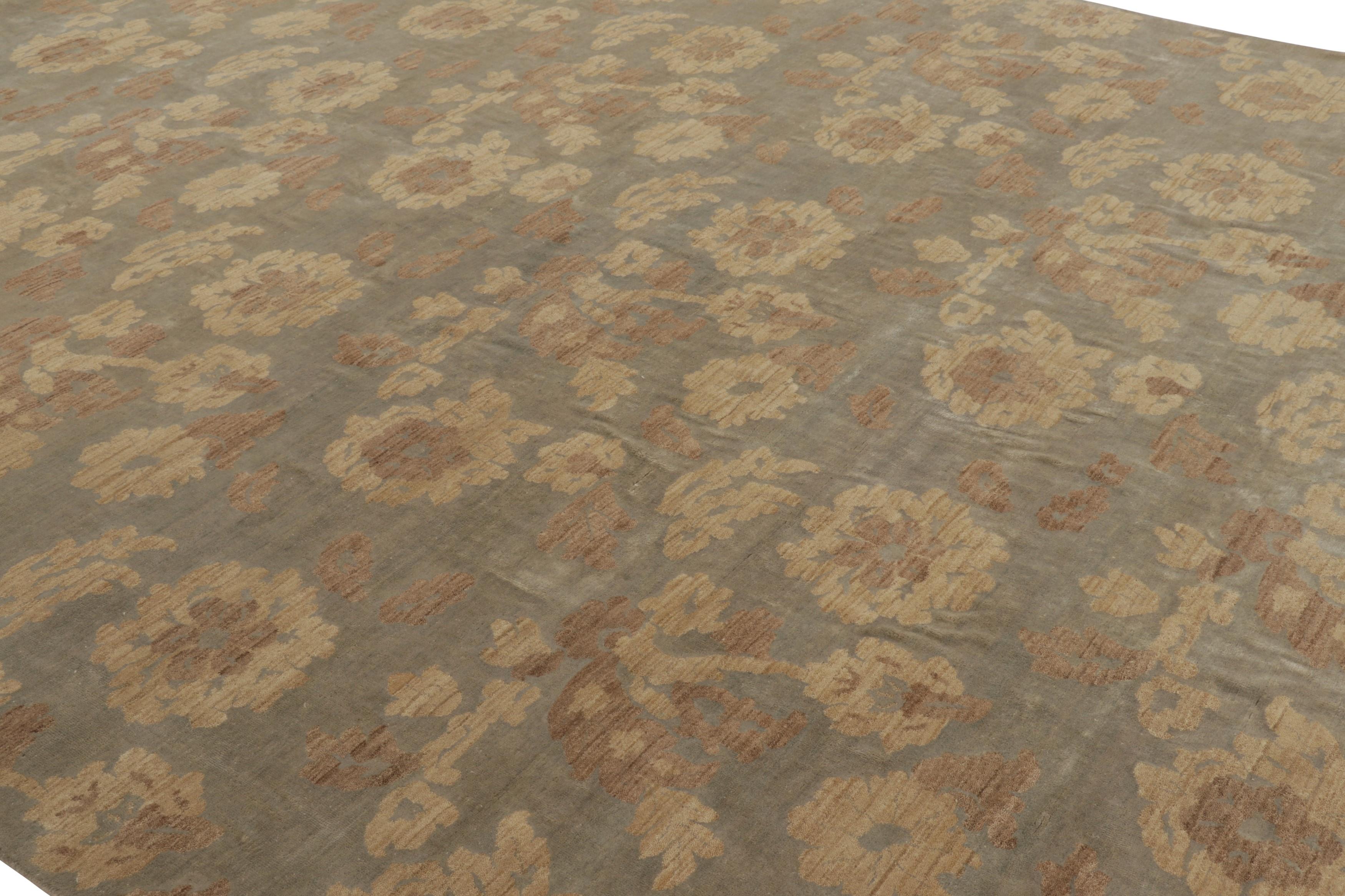 Realizzato a mano con il più lussuoso filato esotico in seta annodata a mano, questo tappeto 11x16 di Rug & Kilim abbraccia un approccio unico a un motivo floreale profondo con un atteggiamento e un movimento moderni, godendo del gioco di colori